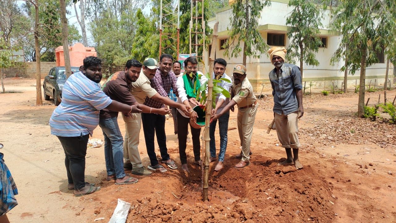 ಮುಳಬಾಗಿಲು ತಾಲ್ಲೂಕಿನ ಕಾಶೀಪುರ ಅರಣ್ಯ ಪ್ರದೇಶದಲ್ಲಿ ಸಸಿ ನೆಟ್ಟು ಗಿಡಕ್ಕೆ ನೀರೆರೆಯುವ ಮೂಲಕ ಅರಣ್ಯ ದಿನಾಚರಣೆ ಆಚರಿಸಲಾಯಿತು