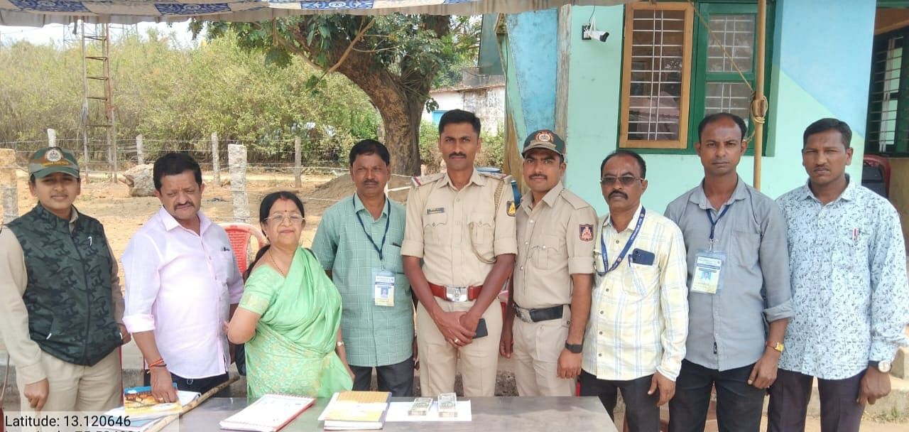 ಕೊಟ್ಟಿಗೆಹಾರದ ಚೆಕ್ ಪೋಸ್ಟ್ ನಲ್ಲಿ ಲೋಕಸಭೆ ಚುನಾವಣೆಯ ಹಿನ್ನಲೆಯಲ್ಲಿ ತಪಾಸಣೆ ವೇಳೆ ದಾಖಲೆ ರಹಿತ ರೂ 1ಲಕ್ಷ ಹಣ ಅಧಿಕಾರಿಗಳು ಸೀಜ್ ಮಾಡಿರುವುದು