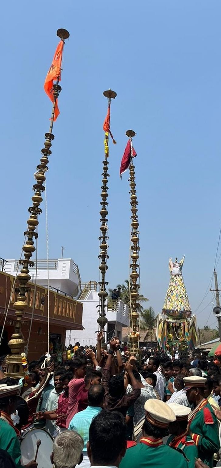 ಚಾಮರಾಜನಗರ ತಾಲ್ಲೂಕಿನ ಬೆಂಡರವಾಡಿ ಗ್ರಾಮದ ಲಕ್ಷ್ಮೀನಾರಾಯಣಸ್ವಾಮಿ ರಥೋತ್ಸವ ಸೋಮವಾರ ನಡೆಯಿತು