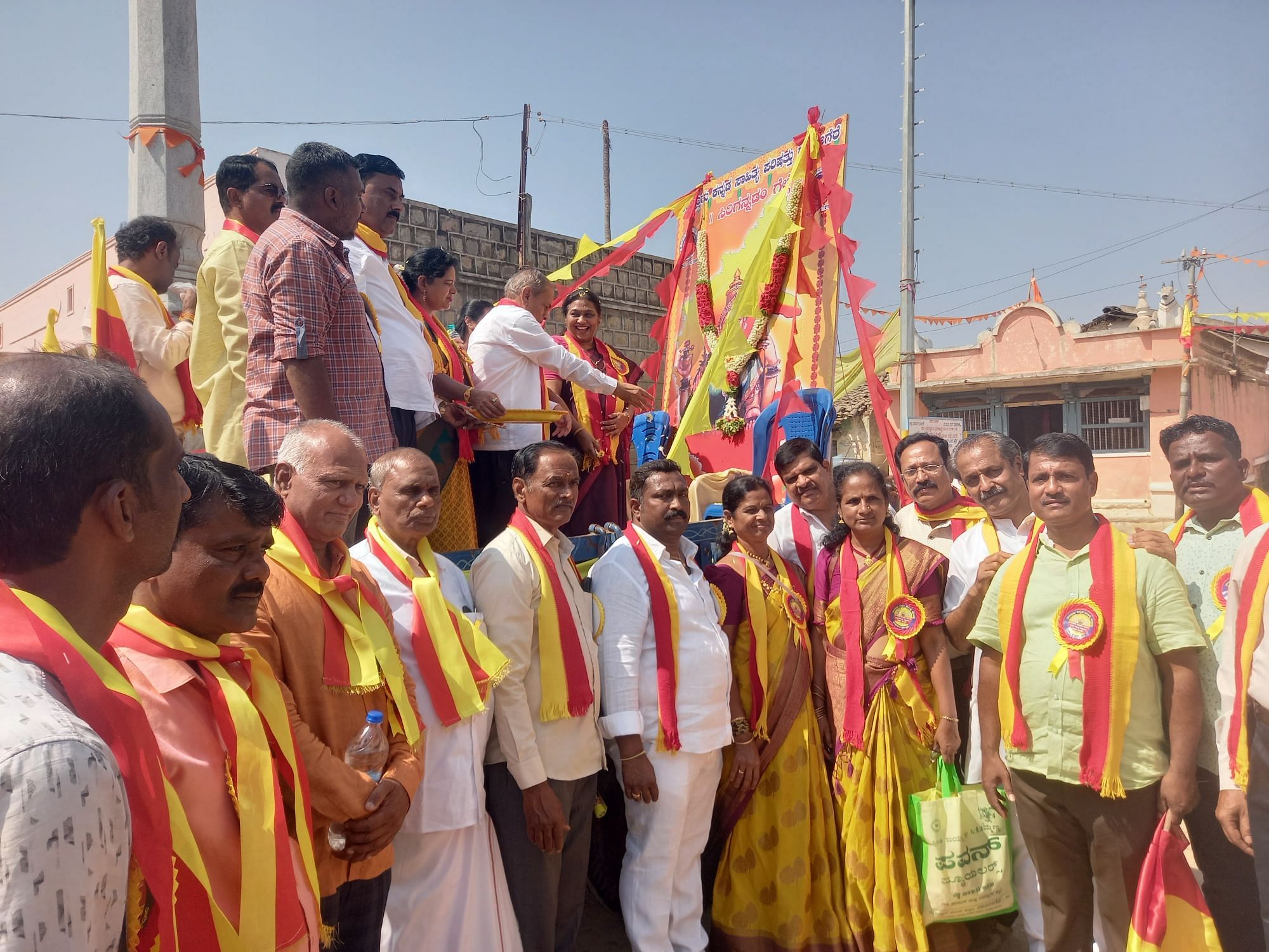 ಮಾಯಕೊಂಡ ಸಮೀಪದ ಹೆಬ್ಬಾಳು ಗ್ರಾಮದಲ್ಲಿ ದಾವಣಗೆರೆ ತಾಲ್ಲೂಕು ಹತ್ತನೇ ಕನ್ನಡ ಸಾಹಿತ್ಯ ಸಮ್ಮೇಳನದಲ್ಲಿ ಭುವನೇಶ್ವರಿ ದೇವಿ ಭಾವಚಿತ್ರ ಹಾಗೂ ಸಮ್ಮೇಳನ ಅಧ್ಯಕ್ಷರ ಮೆರವಣಿಗೆ ವಿವಿಧ ಕಲಾ ತಂಡಗಳೊಂದಿಗೆ ನಡೆಯಿತು