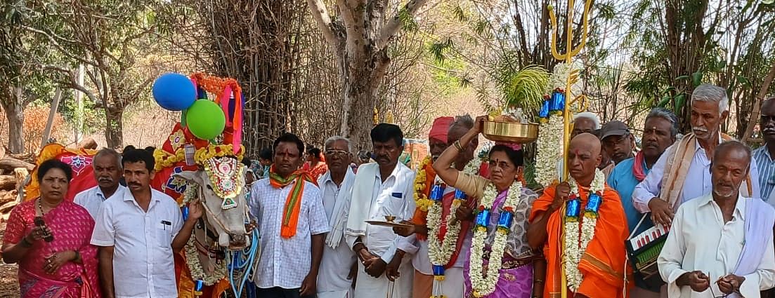 ಮಾಗಡಿ ತಾಲ್ಲೂಕಿನ ಮಾಡಬಳ ಗ್ರಾಮದ ಜಡೆಮೇಶ್ವರರ 26ನೇ ವಾರ್ಷಿಕೋತ್ಸವ ನಿಮಿತ್ತ ಪಟ್ಟಣದ ಬಸಪ್ಪ ದೇವರ ಮೆರವಣಿಗೆ ನಡೆಯಿತು