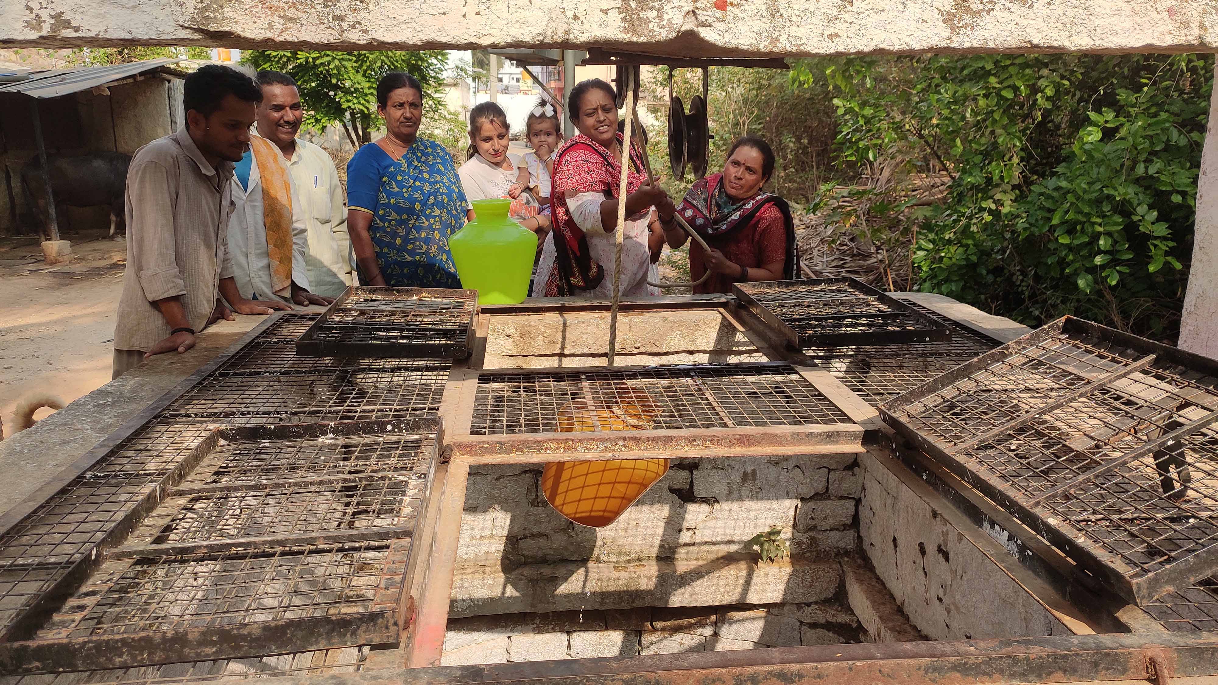 ತರೆದ ಬಾವಿಯಿಂದ  ನೀರು ಸೇದುತ್ತಿರುವ ಮಹಿಳೆಯರು