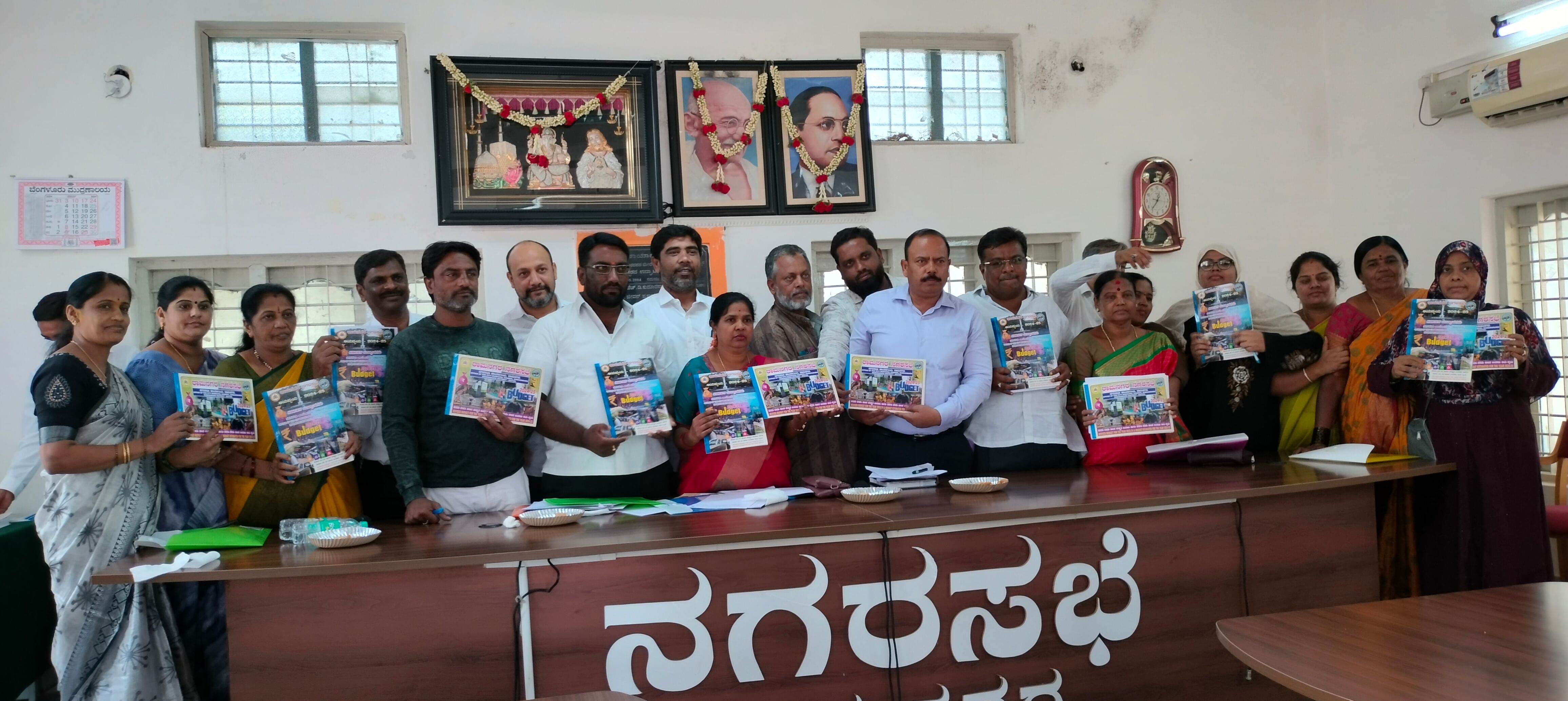 ರಾಮನಗರದ ನಗರಸಭೆಯಲ್ಲಿ ಬುಧವಾರ 2024–25ನೇ ಸಾಲಿನ ಬಜೆಟ್ ಪ್ರತಿಯನ್ನು ಅಧ್ಯಕ್ಷೆ ವಿಜಯಕುಮಾರಿ, ಉಪಾಧ್ಯಕ್ಷ ಸೋಮಶೇಖರ್ ಮಣಿ, ಸ್ಥಾಯಿ ಸಮಿತಿ ಅಧ್ಯಕ್ಷ ಅಜ್ಮತ್ ಉಲ್ಲಾ ಖಾನ್, ಪೌರಾಯುಕ್ತ ಎಲ್. ನಾಗೇಶ್, ಸದಸ್ಯ ಕೆ. ಶೇಷಾದ್ರಿ ಶಶಿ ಹಾಗೂ ಇತರ ಸದಸ್ಯರು ಪ್ರದರ್ಶಿಸಿದರು