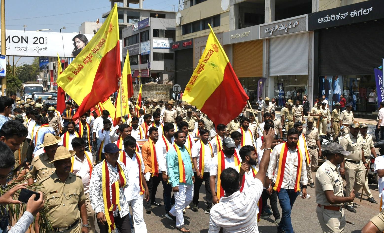 ವಾಣಿಜ್ಯ ಮಳಿಗೆಗಳು ಮತ್ತು ಅಂಗಡಿಗಳ ನಾಮಫಲಕದಲ್ಲಿ ಶೇ 60ರಷ್ಟು ಕನ್ನಡ ಕಡ್ಡಾಯವಾಗಿ ಬಳಸಬೇಕು ಎಂದು ಒತ್ತಾಯಿಸಿ ಬೆಳಗಾವಿಯಲ್ಲಿ ಕರವೇ (ಟಿ.ಎ.ನಾರಾಯಣಗೌಡ ಬಣ) ಕಾರ್ಯಕರ್ತರು ಮಂಗಳವಾರ ಪ್ರತಿಭಟನೆ ನಡೆಸಿದರು