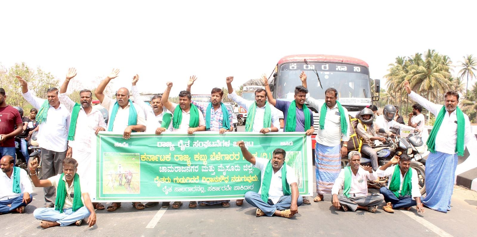 ಕಾವೇರಿ ನೀರು ಹರಿಸುತ್ತಿರುವುದನ್ನು ಖಂಡಿಸಿ ಕರ್ನಾಟಕ ರಾಜ್ಯ ಕಬ್ಬು ಬೆಳೆಗಾರರ ಸಂಘದ ಪದಾಧಿಕಾರಿಗಳು ಭಾನುವಾರ ಚಾಮರಾಜನಗರದಲ್ಲಿ ರಾಷ್ಟ್ರೀಯ ಹೆದ್ದಾರಿ ತಡೆದು ಪ್ರತಿಭಟನೆ ನಡೆಸಿದರು