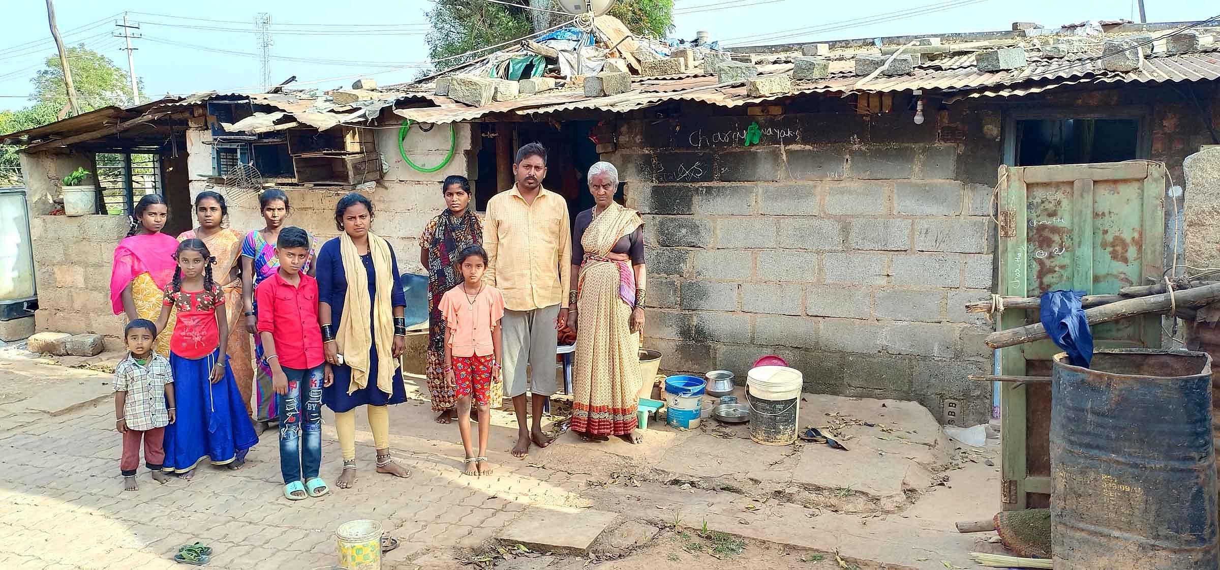 ವಿಜಯಪುರದ ಸಮುದಾಯ ಆರೋಗ್ಯ ಕೇಂದ್ರದ ಹಿಂಭಾಗದಲ್ಲಿ ತಾತ್ಕಾಲಿಕವಾಗಿ ನಿರ್ಮಿಸಿಕೊಂಡಿರುವ ಶೆಡ್ ಮುಂದೆ ನಿಂತಿರುವ ಸ್ಥಳೀಯರು