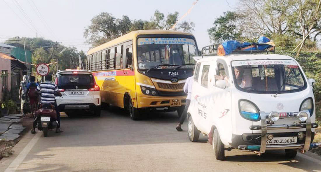 ಬೈಲಹೊಂಗಲದ ಇಂಚಲ ಕ್ರಾಸ್‌ನಿಂದ ಧಾರವಾಡ ಬೈಪಾಸ್‌ ರಸ್ತೆಗೆ ಸಂಪರ್ಕ ಕಲ್ಪಿಸುವ ಮಾರ್ಗದಲ್ಲಿ ಸಂಚಾರ ಸಮಸ್ಯೆ ಉಂಟಾಗಿರುವುದು