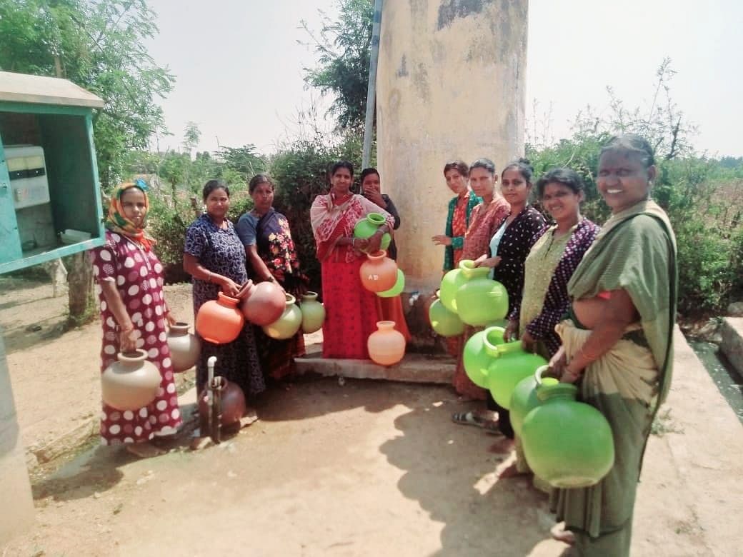 ಗುಂಡ್ಲುಪೇಟೆ ತಾಲ್ಲೂಕಿನ ಬೆಳಚಲವಾಡಿ ಗ್ರಾಮದಲ್ಲಿ ಮಹಿಳೆಯರು ಖಾಲಿ ಬಿಂದಿಗೆ ಪ್ರದರ್ಶಿಸಿ ಸಮರ್ಪಕ ಕುಡಿಯುವ ನೀರು ಪೂರೈಕೆಗೆ ಒತ್ತಾಯಿಸಿದರು.