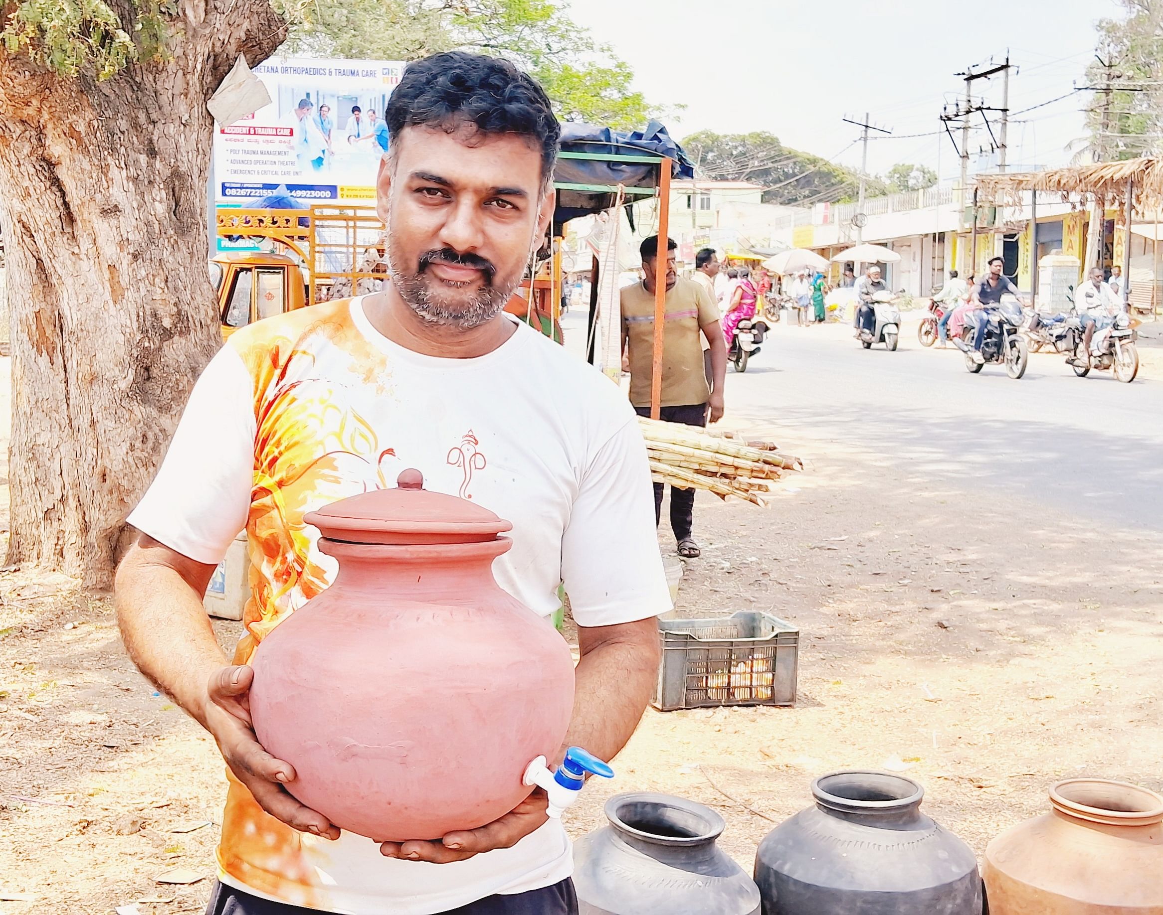 ಕುಡಿಯುವ ನೀರಿಡುವ ಹೂಜಿಯೊಂದಿಗೆ ಮಲ್ಲಿಕಾರ್ಜುನ