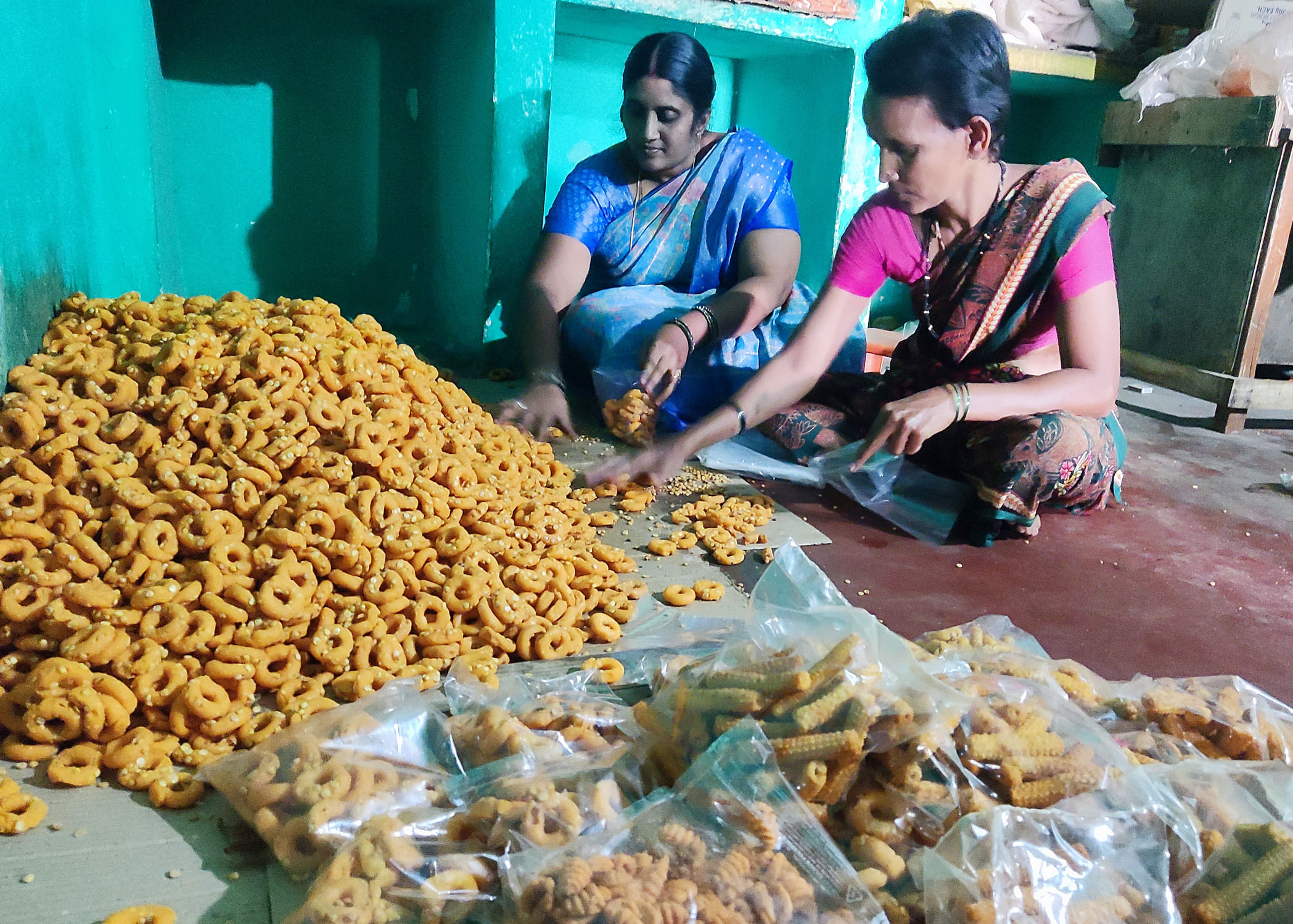 ಕಂಪ್ಲಿಯ ಇಂದಿರಾ ನಗರದಲ್ಲಿ ಆರ್. ಶೇಷಾವತಿ (ಎಡದಿಂದ ಮೊದಲನೆಯವರು) ಕಿರು ಉದ್ಯಮದಲ್ಲಿ ಸಿದ್ಧಪಡಿಸಿದ ಕೋಡುಬಳೆ ತಿನಿಸನ್ನು ಪ್ಯಾಕೆಟ್‍ನಲ್ಲಿ ಸಂಗ್ರಹಿಸುತ್ತಿರುವುದು