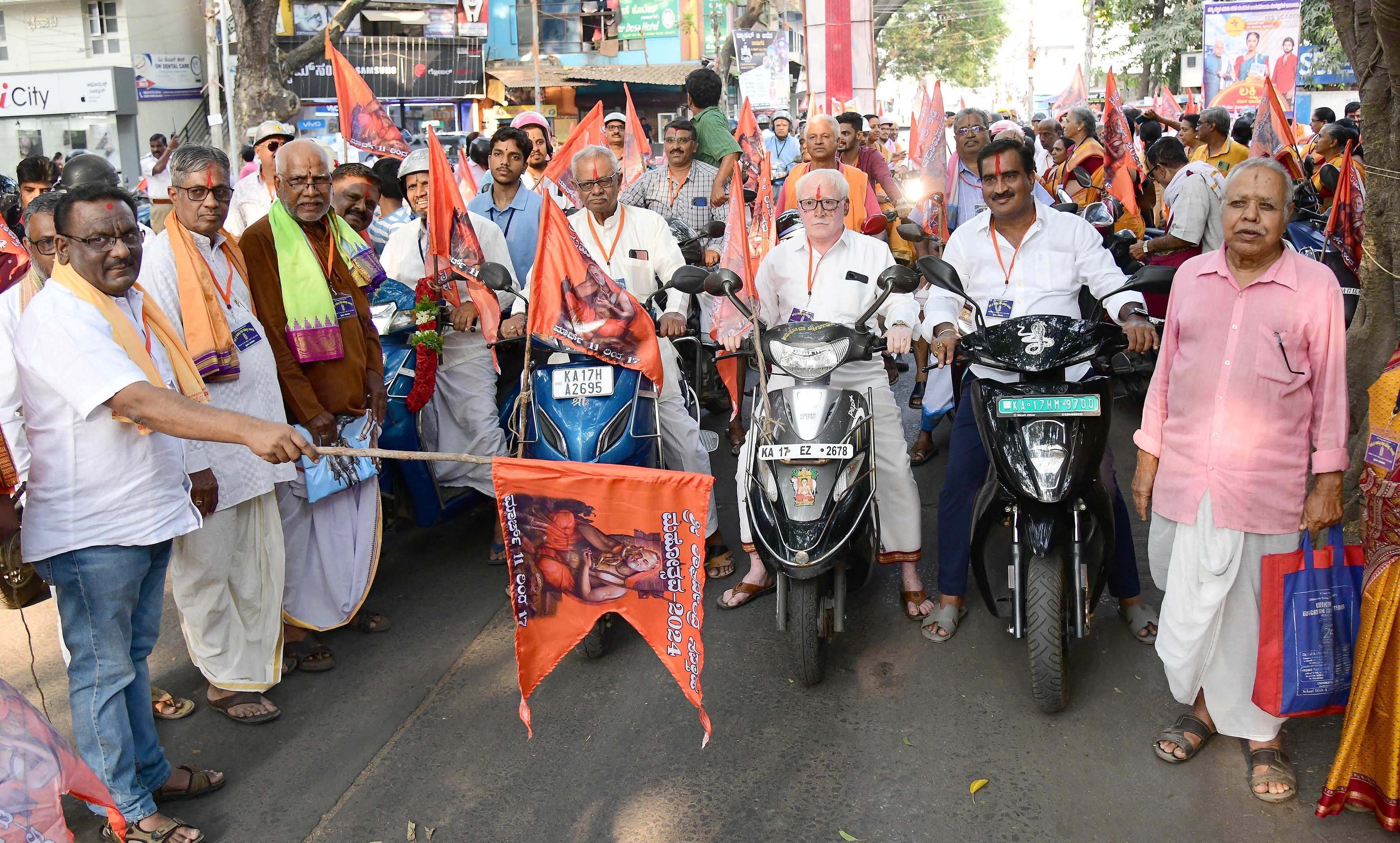 ದಾವಣಗೆರೆಯಲ್ಲಿ ಮಾ. 11ರಿಂದ 17ರವರೆಗೆ ನಡೆಯಲಿರುವ 31ನೇ ಶ್ರೀ ರಾಘವೇಂದ್ರ ಸಪ್ತಾಹ ಮಹೋತ್ಸವ ಅಂಗವಾಗಿ ನಗರದಲ್ಲಿ ಶನಿವಾರ ಬೈಕ್ ರ‌್ಯಾಲಿ ನಡೆಯಿತು.