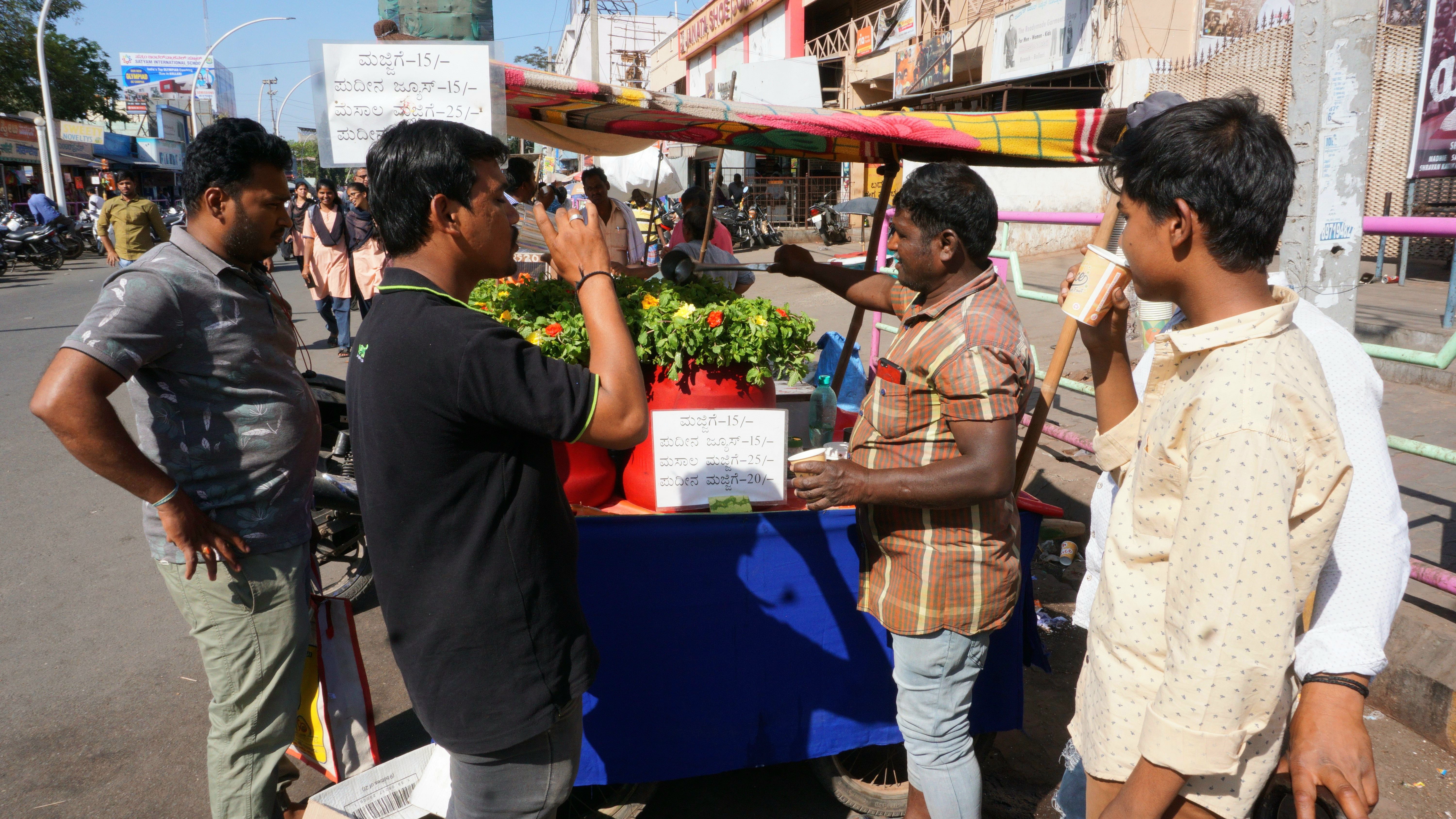 ಬೇಸಿಗೆಯಿಂದ ಬಸವಳಿದ ಬಳ್ಳಾರಿ ನಗರದ ಜನ ಶರಬತ್ತು, ಮಜ್ಜಿಗೆ, ಪಾನೀಯದ ಮೊರೆ ಹೋಗಿರುವುದು