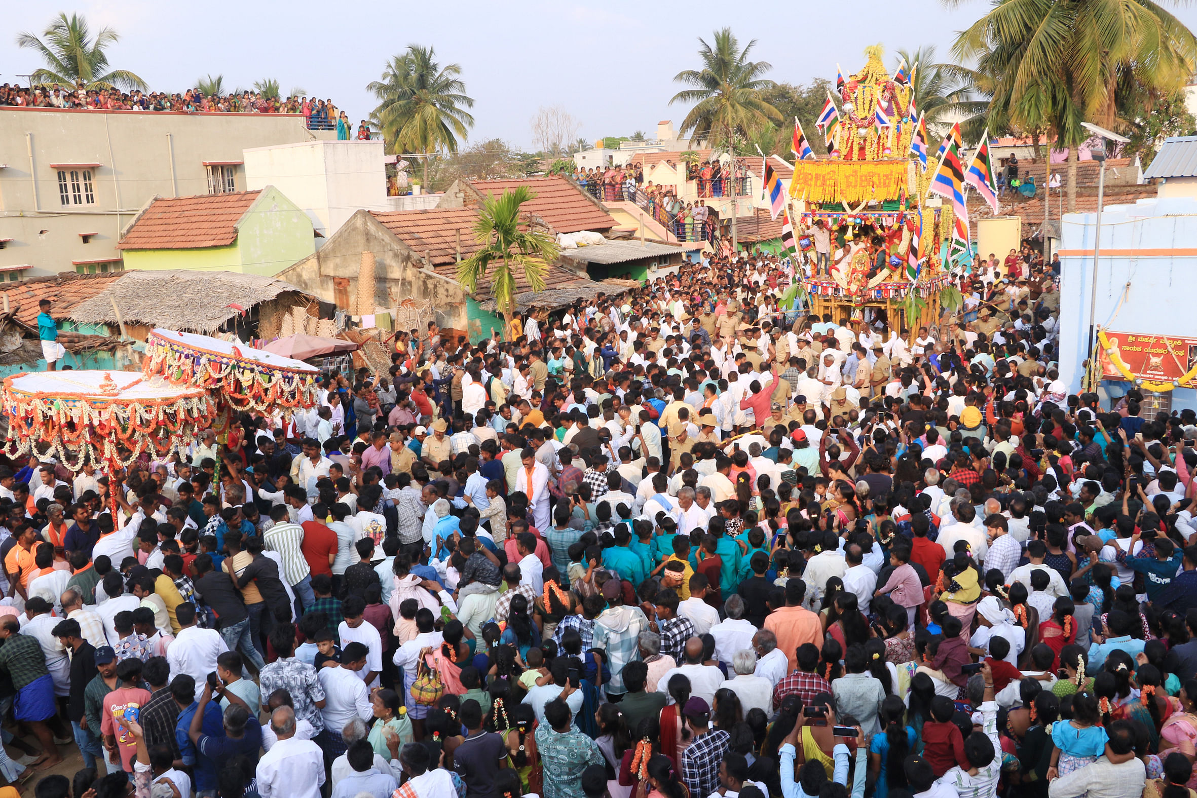 ಚಾಮರಾಜನಗರ ತಾಲ್ಲೂಕಿನ ಚಂದಕವಾಡಿಯಲ್ಲಿ ಶುಕ್ರವಾರ ಸಂಜೆ ಲಕ್ಷ್ಮೀದೇವಿ ಅಮ್ಮನವರ ರಥೋತ್ಸವ ಸಾವಿರಾರು ಭಕ್ತರ ಸಮ್ಮುಖದಲ್ಲಿ ವಿಜೃಂಭಣೆಯಿಂದ ನಡೆಯಿತು
