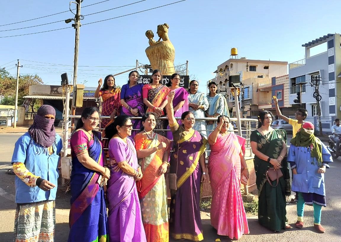 ವಿವಿಧ ಮಹಿಳಾ ಸಂಘಟನೆಗಳವರು ಬೀದರ್‌ನ ತಾಯಿ ಮಗುವಿನ ವೃತ್ತದಲ್ಲಿ ಶುಕ್ರವಾರ ಅಂತರರಾಷ್ಟ್ರೀಯ ಮಹಿಳಾ ದಿನ ಆಚರಿಸಿದರು