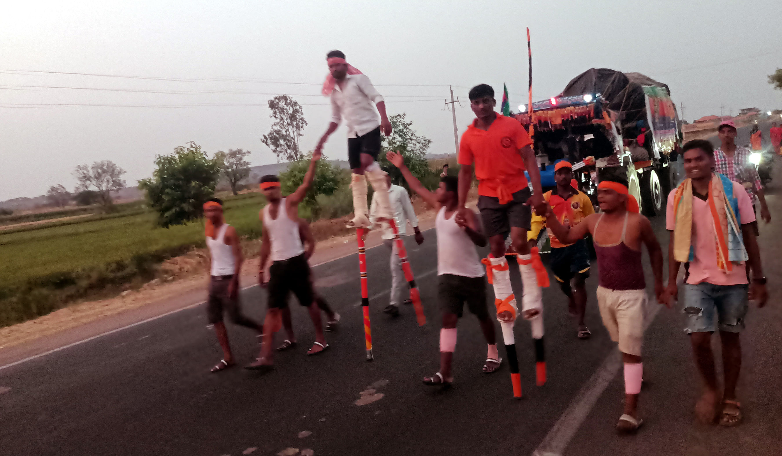 ಹುಣಸಗಿ ಪಟ್ಟಣದ ಮಾರ್ಗವಾಗಿ ಶ್ರೀಶೈಲಕ್ಕೆ ತೆರಳುತ್ತಿರುವ ಭಕ್ತರು ಮರಗಾಲು ಕಟ್ಟಿಕೊಂಡು ನಡೆಯುತ್ತಿರುವದು