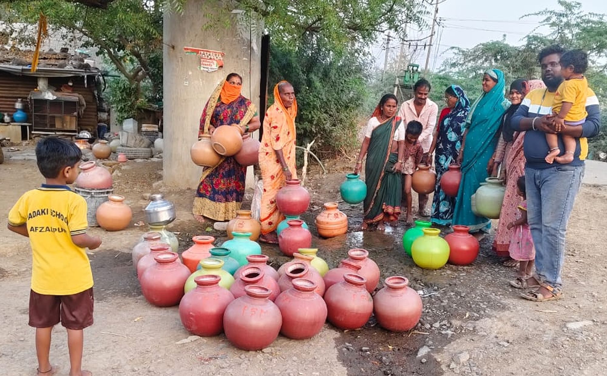 ಅಫಜಲಪುರ ತಾಲ್ಲೂಕಿನ ಚಿಂಚೋಳಿ ಗ್ರಾಮದಲ್ಲಿ ಕುಡಿಯುವ ನೀರು ‍ಪಡೆಯಲು ಗ್ರಾಮಸ್ಥರು ಕೊಡಗಳ ಪಾಳಿ ಹಚ್ಚಿರುವುದು