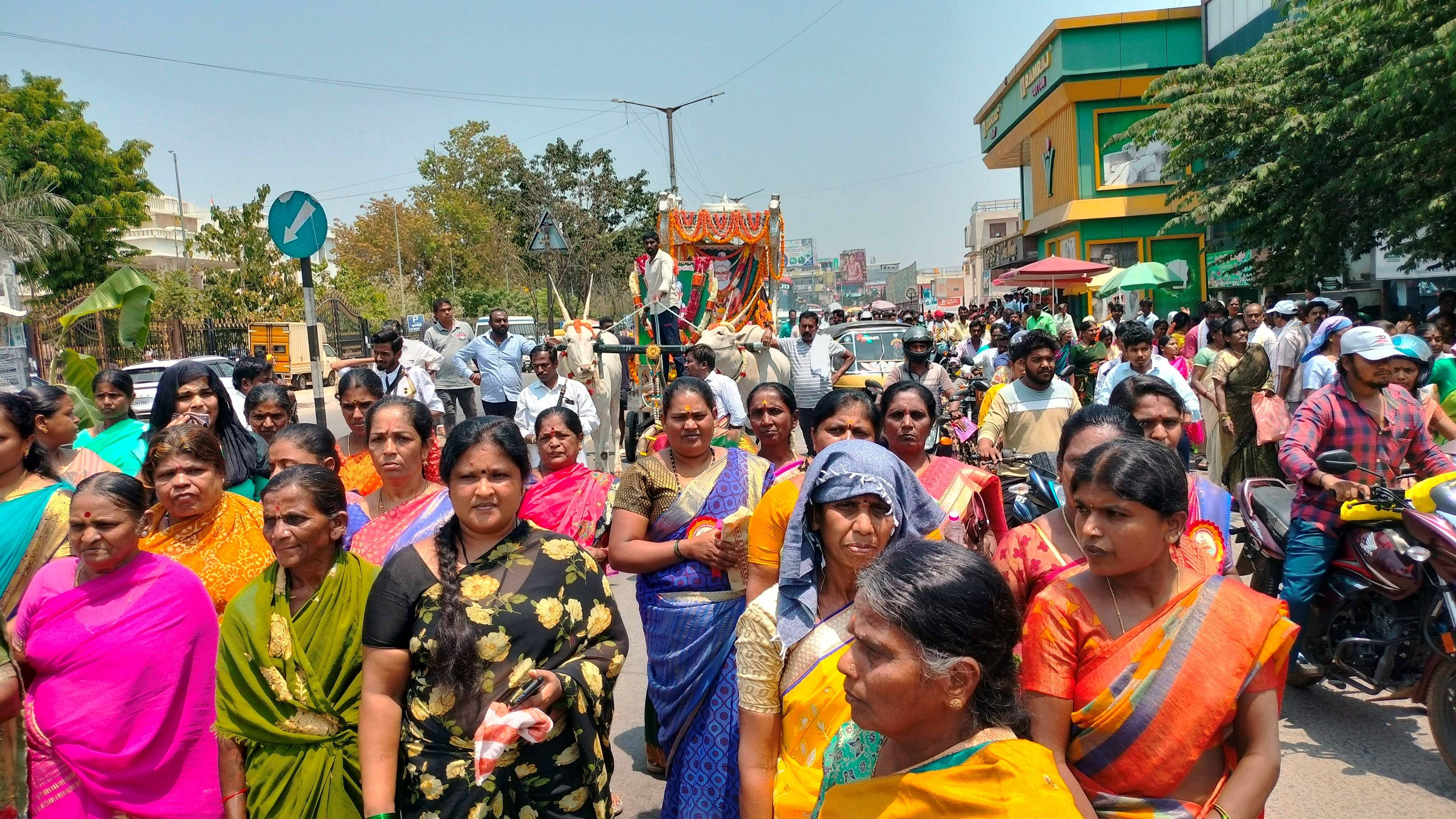 ಕನಕಪುರ ನಗರದ ಪ್ರಮುಖ ಬೀದಿಗಳಲ್ಲಿ ಸೋಮವಾರ ಕೈವಾರ ತಾತಯ್ಯ ಅವರ ಮೆರವಣಿಗೆ ನಡೆಯಿತು.