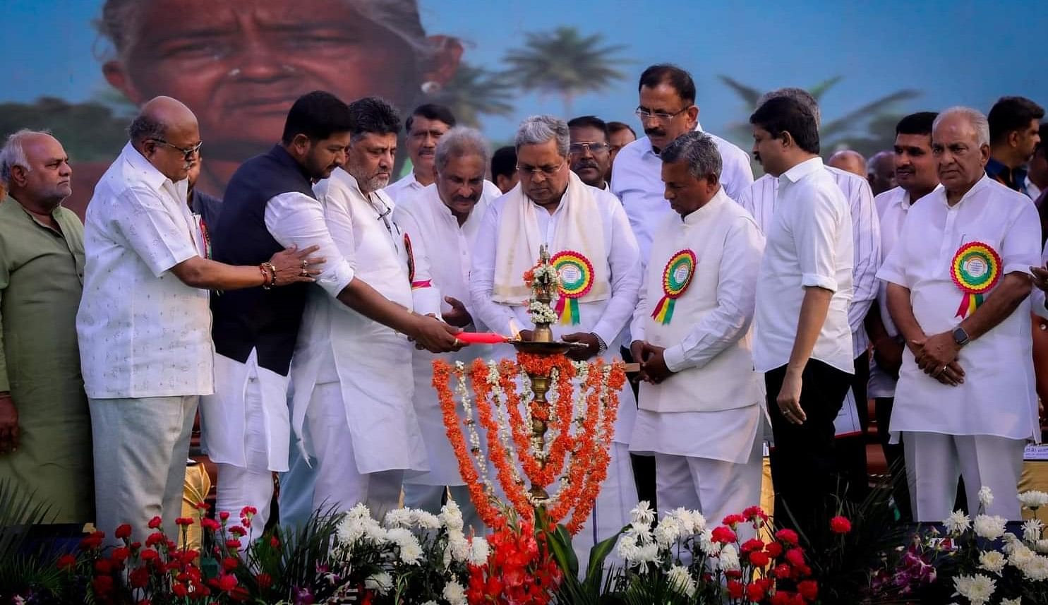 ಹೊಸಕೋಟೆಯ ಚನ್ನಬೈರೇಗೌಡ ಕ್ರೀಡಾಂಗಣದಲ್ಲಿ ಹಮ್ಮಿಕೊಂಡಿದ್ದ ವಿವಿಧ ಕಾಮಗಾರಿಗಳು ಉದ್ಘಟನಾ ಮತ್ತು ಶಂಕುಸ್ಥಾಪನನೆಯನ್ನು ಸಿ.ಎಂ.ಸಿದ್ದರಾಮಯ್ಯ ಉದ್ಘಾಟಿಸಿದರು‌. ಡಿಸಿಎಂ ಡಿ.ಕೆ.ಶಿವಕುಮಾರ್‌, ಸಚಿವ ಮುನಿಯಪ್ಪ, ಶಾಸಕ ಶರತ್‌ ಬಚ್ಚೇಗೌಡ ಇನ್ನಿತರರು ಇದ್ದರು