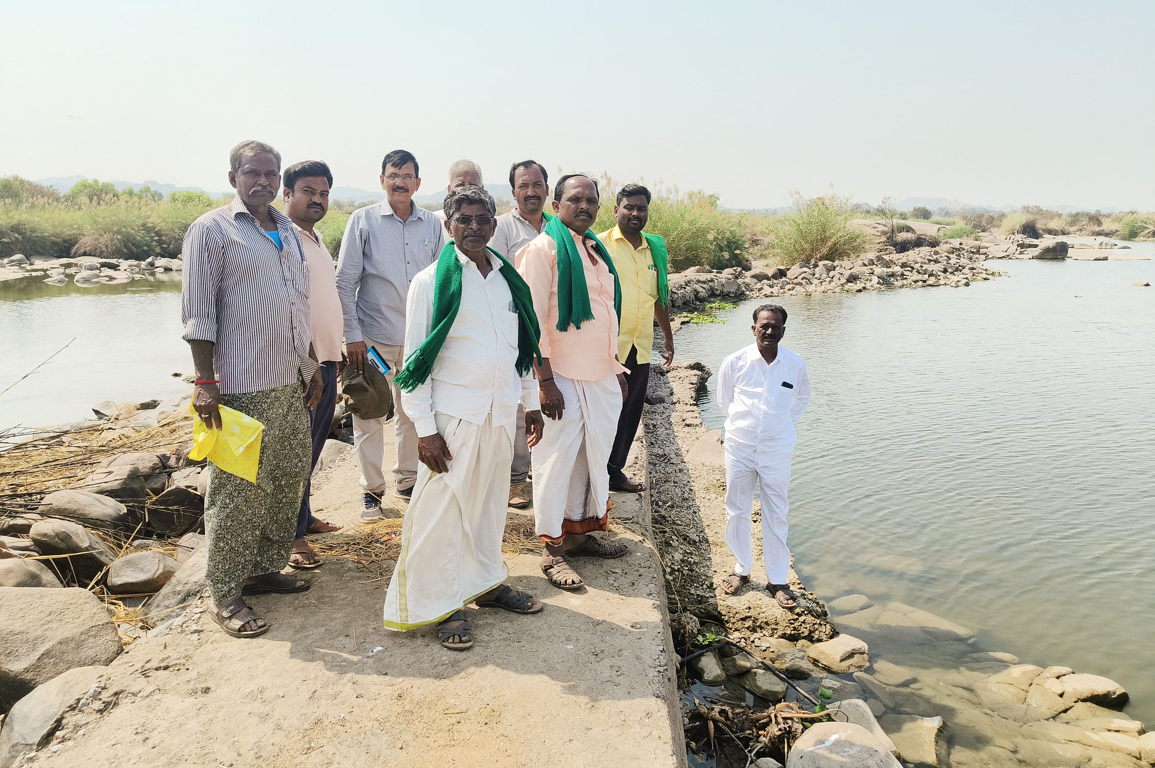 ಕಂಪ್ಲಿ ಭಾಗದ ವಿಜಯನಗರ ಕಾಲುವೆ ಮುಖ್ಯ ಅಣೆಕಟ್ಟು ಮೇಲ್ಭಾಗದಲ್ಲಿರುವ ಗಂಗಾವತಿ ಕೆಳಮಟ್ಟ ಕಾಲುವೆ ಅಣೆಕಟ್ಟು ವಿಸ್ತರಿಸುವ ಕಾಮಗಾರಿ ಸ್ಥಳಕ್ಕೆ ರೈತ ಸಂಘದ ಅಧ್ಯಕ್ಷ ಬಿ.ವಿ. ಗೌಡ ಹಾಗೂ ರೈತರು ಭೇಟಿ ನೀಡಿದರು