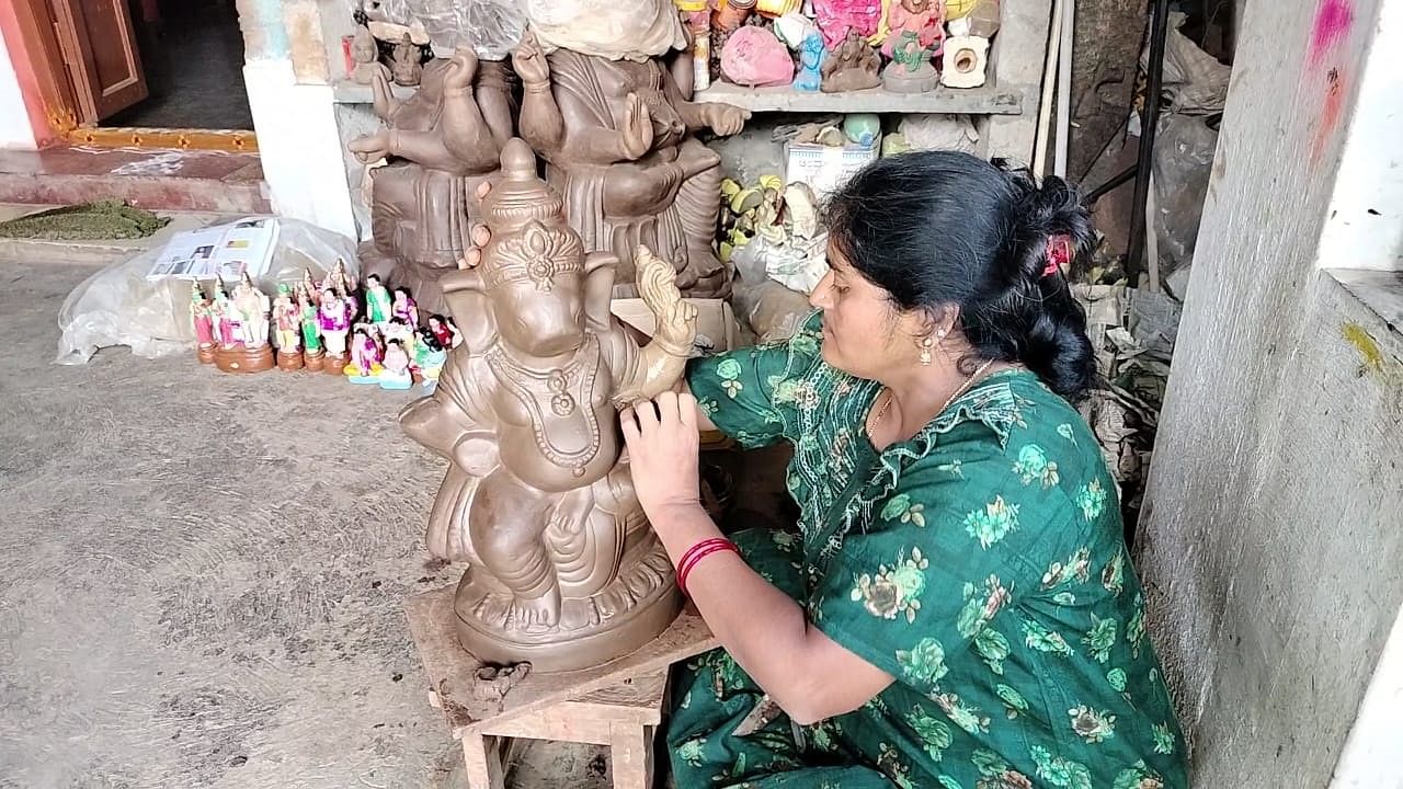 ಗಣಪತಿ ಮೂರ್ತಿ ನಿರ್ಮಿಸುತ್ತಿರುವ ನಾಗರತ್ನಾ 