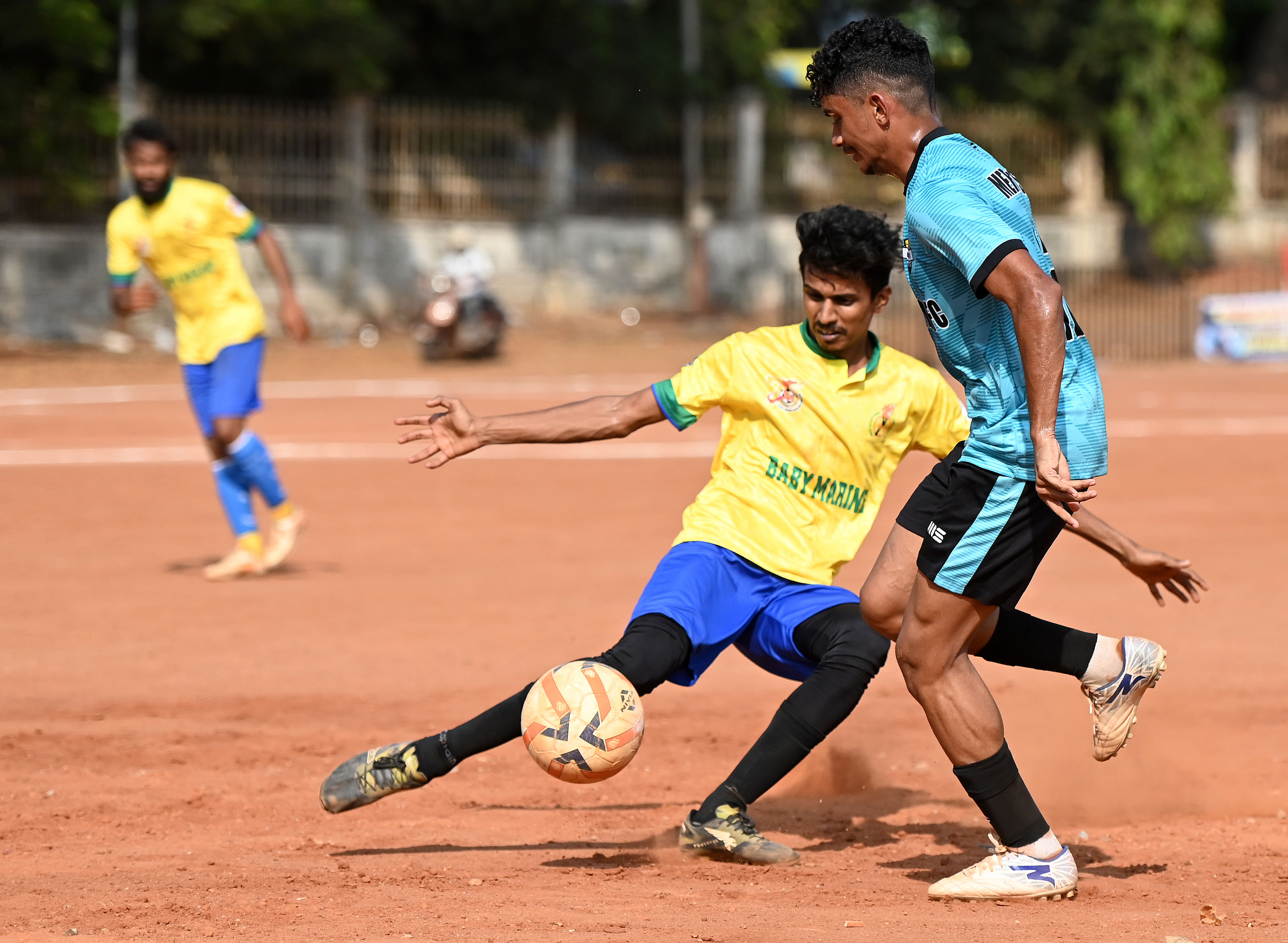 ಬಿವಿಎಸ್ ಬೆಂಗ್ರೆ ಎಫ್‌ಸಿಯ (ಎಡ) ತಂಡದ ಆಟಗಾರನ ಮುನ್ನಡೆ ತಡೆಯಲು ಮರ್ಚಂಟ್‌ ಎಫ್‌ಸಿ ಆಟಗಾರ ಪ್ರಯತ್ನಿಸಿದರು – ಪ್ರಜಾವಾಣಿ ಚಿತ್ರ /ಫಕ್ರುದ್ದೀನ್ ಎಚ್