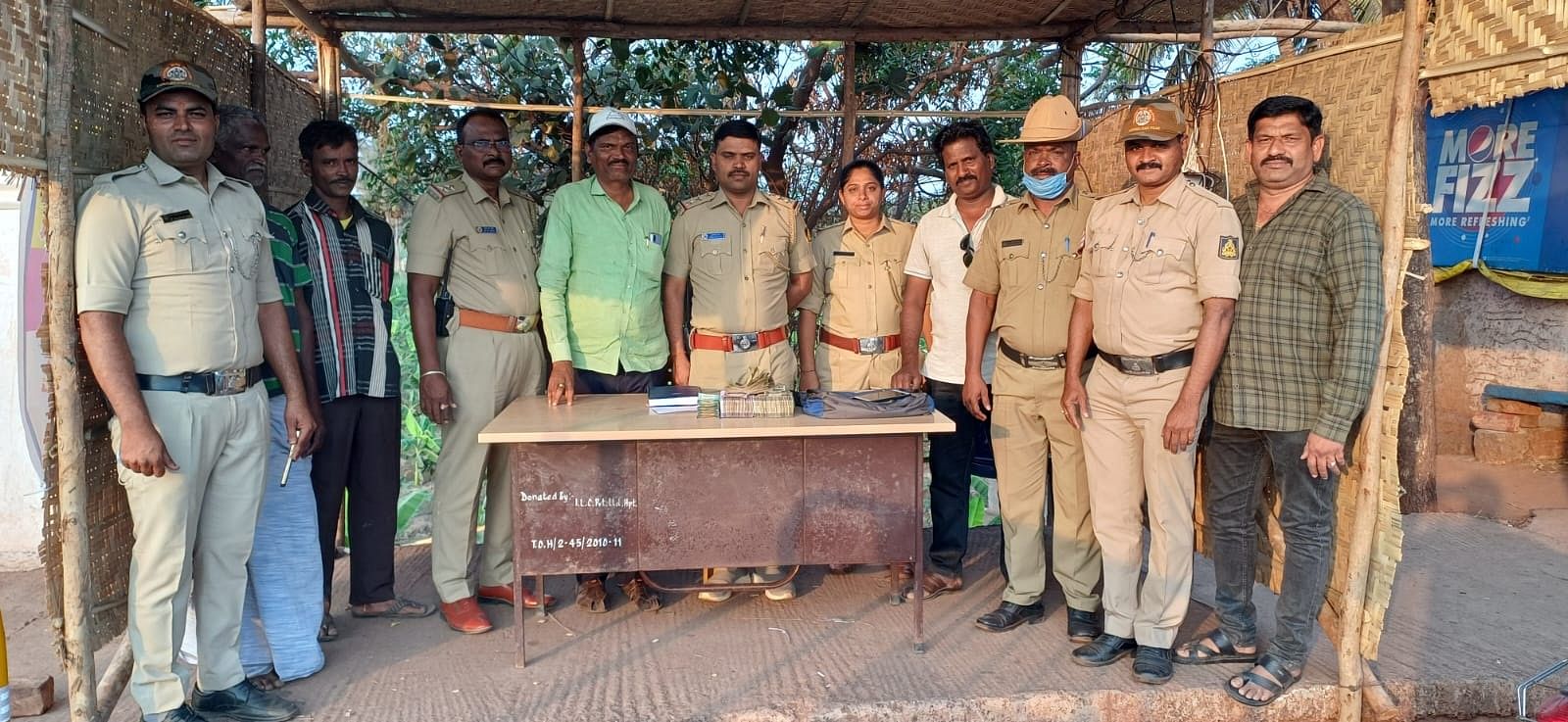 ಹೊಸಪೇಟೆಯಲ್ಲಿ ದಾಖಲೆ ರಹಿತ ಹಣ ವಶಪಡಿಸಿಕೊಂಡ ಟಿ.ಬಿ.ಡ್ಯಾಂ ಬಳಿಯ ಚೆಕ್‌ಪೋಸ್ಟ್ ಸಿಬ್ಬಂದಿ ಮತ್ತು ಪೊಲೀಸರು