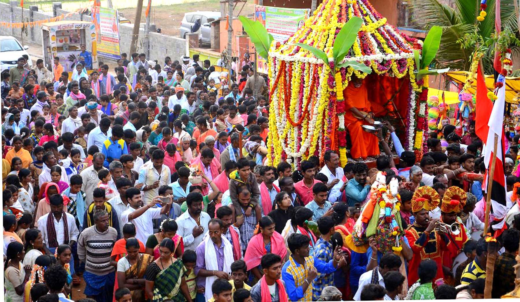 ಬಸವಾಪಟ್ಟಣ ಸಮೀಪದ ಹರನಹಳ್ಳಿ ಕೆಂಗಾಪುರದಲ್ಲಿ ಶನಿವಾರ ಮುಂಜಾನೆ ನಡೆದ ರಾಮ ಲಿಂಗೇಶ್ವರಸ್ವಾಮಿಗಳ ಮುಳ್ಳುಗದ್ದುಗೆ ಉತ್ಸವದಲ್ಲಿ ಸಹಸ್ರಾರು ಭಕ್ತರು ಭಾಗವಹಿಸಿದ್ದರು