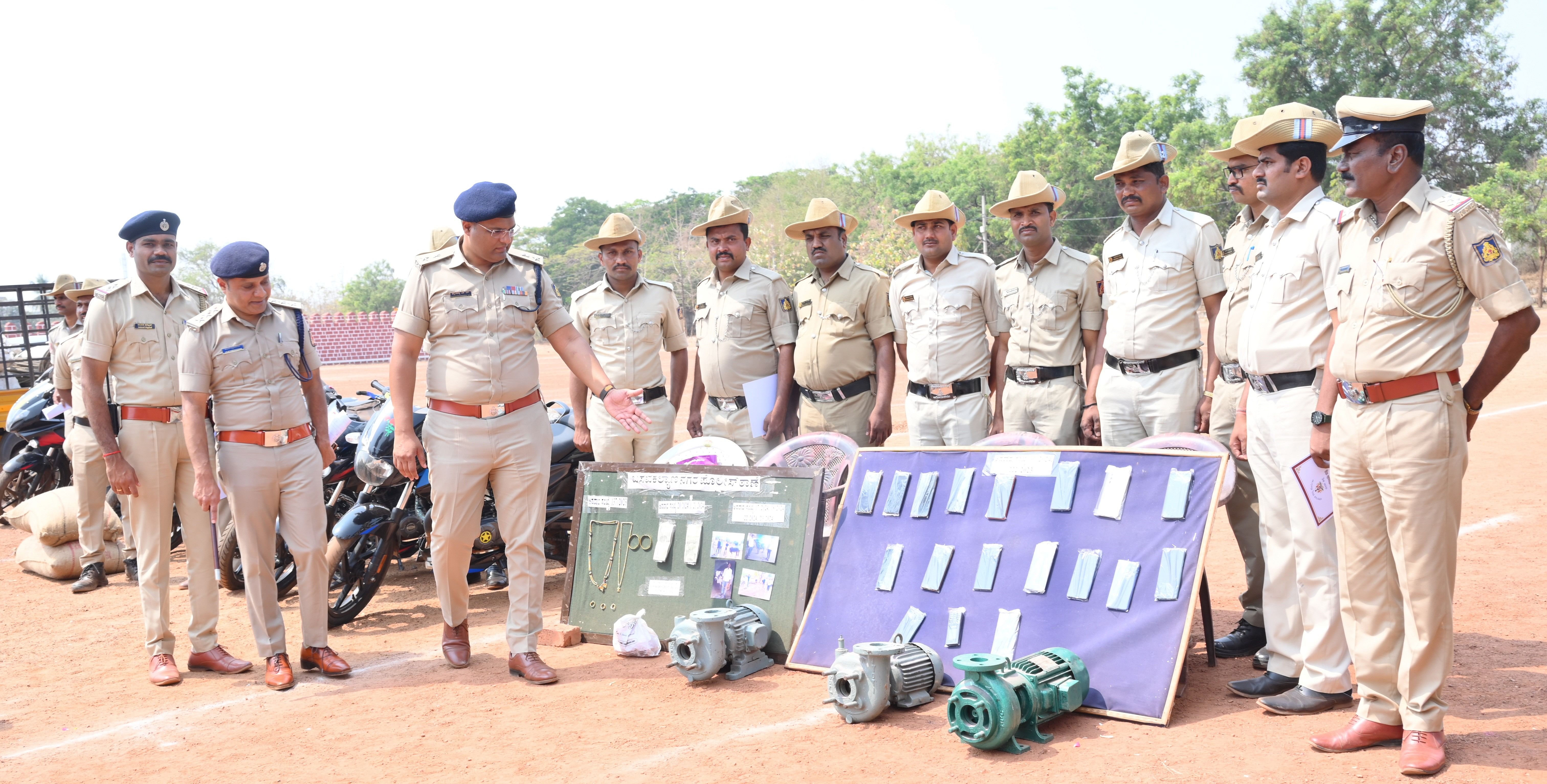 ವಿವಿಧ ಪೊಲೀಸ್‌ ಠಾಣೆಗಳ ವ್ಯಾಪ್ತಿಯಲ್ಲಿ ಜಪ್ತಿ ಮಾಡಿಕೊಂಡ ಚಿನ್ನಾಭರಣ, ಪಂಪ್‌ಸೆಟ್‌ಗಳನ್ನು ಜಿಲ್ಲಾ ಪೊಲೀಸ್‌ ವರಿಷ್ಠಾಧಿಕಾರಿ ಚನ್ನಬಸವಣ್ಣ ಎಸ್‌.ಎಲ್‌. ಅವರು ಬೀದರ್‌ನಲ್ಲಿ ಮಂಗಳವಾರ ಪರಿಶೀಲಿಸಿದರು