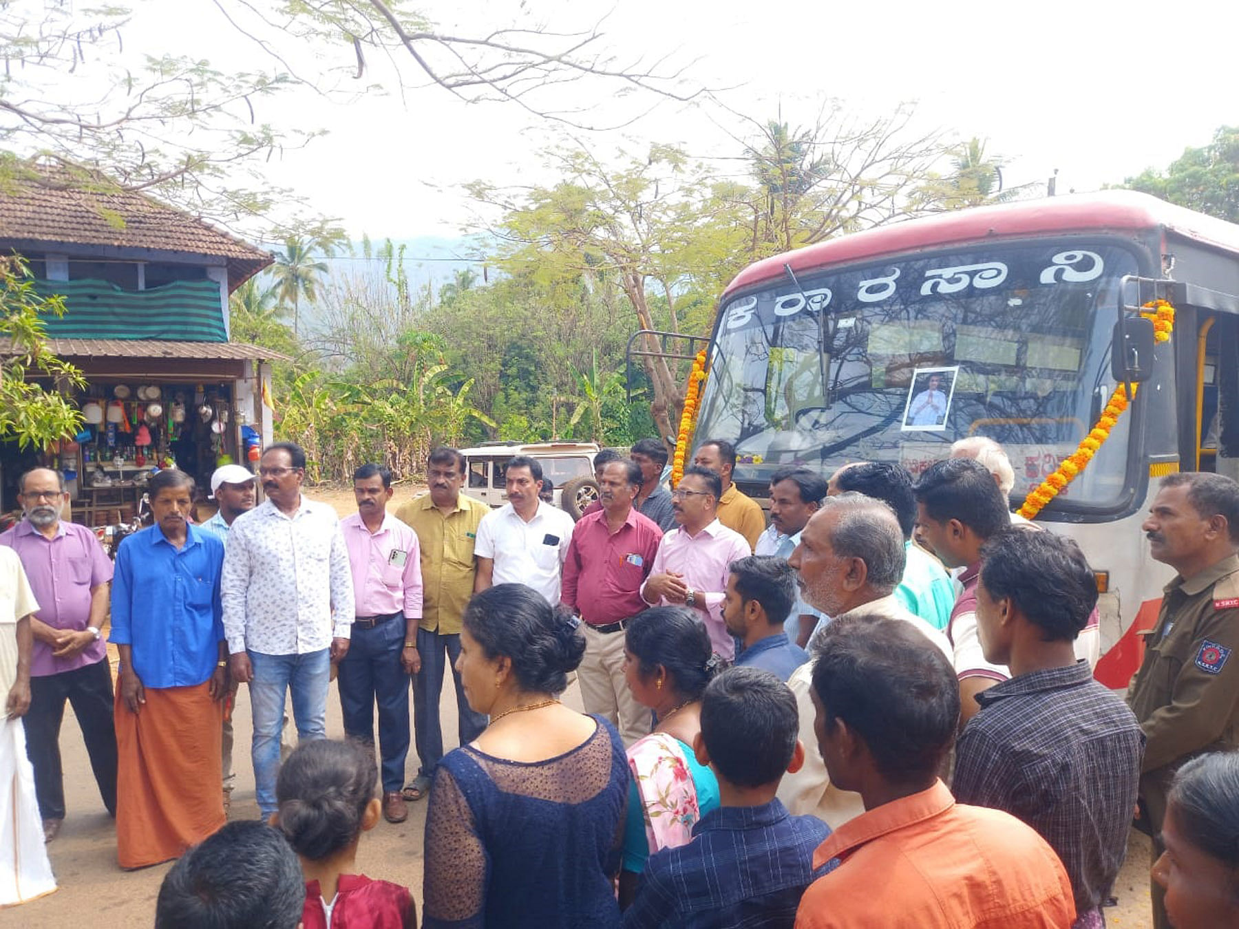 ಮಡಿಕೇರಿ- ಕರಿಕೆ ನಡುವೆ ಶನಿವಾರ ನೂತನ ಬಸ್ ಸಂಚಾರ ಆರಂಭಗೊಂಡಿದ್ದು ಚಾಲಕ -ನಿರ್ವಾಹಕರನ್ನು ಎಳ್ಳುಕೊಚ್ಚಿಯಲ್ಲಿ ಅಭಿನಂದಿಸಲಾಯಿತು