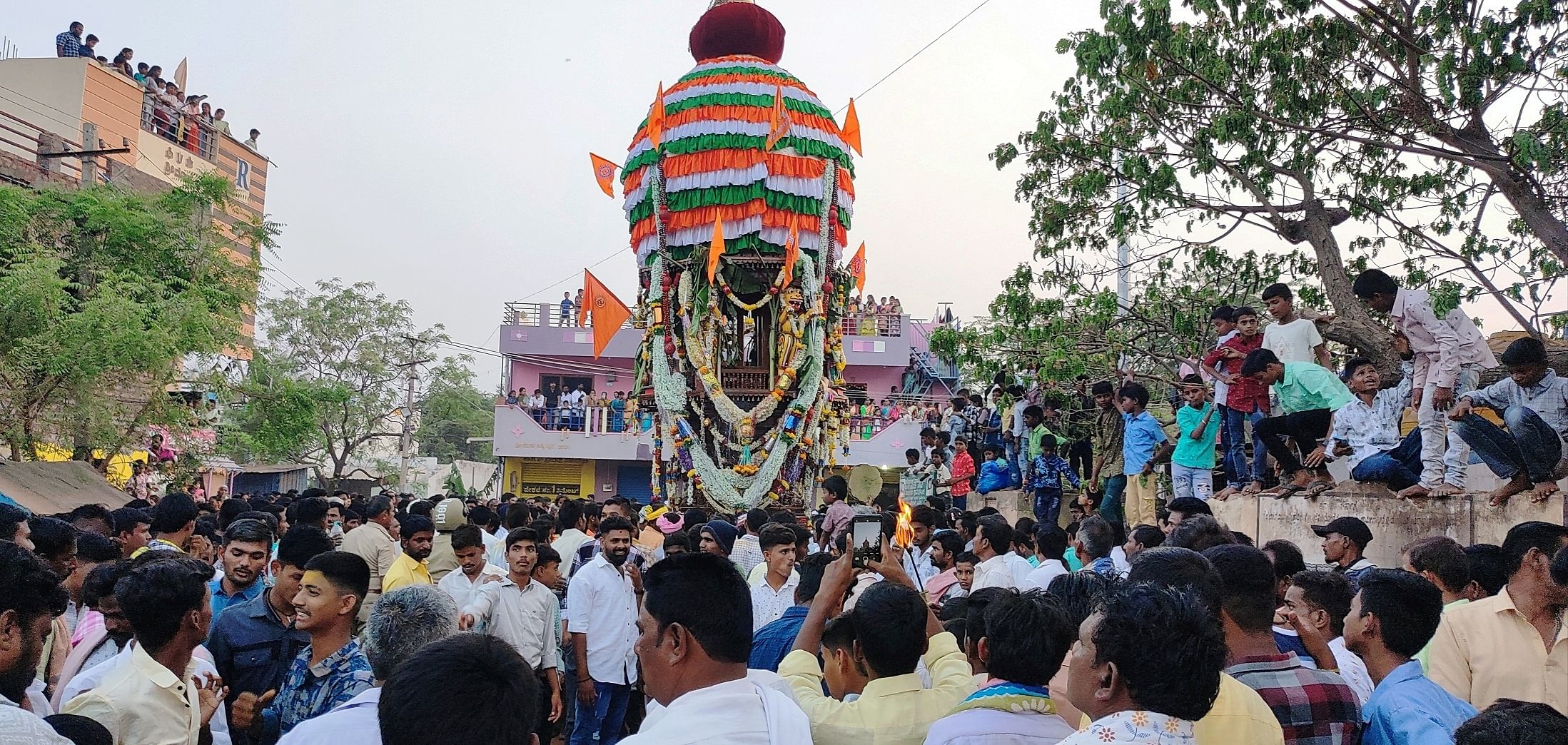 ಏಳುಬೆಂಚಿ ಗ್ರಾಮದಲ್ಲಿ ಅಂಬಾದೇವಿ, ಗಾಧಿಲಿಂಗಪ್ಪ ತಾತನ  ರಥೋತ್ಸವವು ಸಾವಿರಾರು ಭಕ್ತಾಧಿಗಳ ಸಮ್ಮುಖದಲ್ಲಿ ಗುರುವಾರ ವಿಜೃಂಭಣೆಯಿಂದ ಜರುಗಿತು