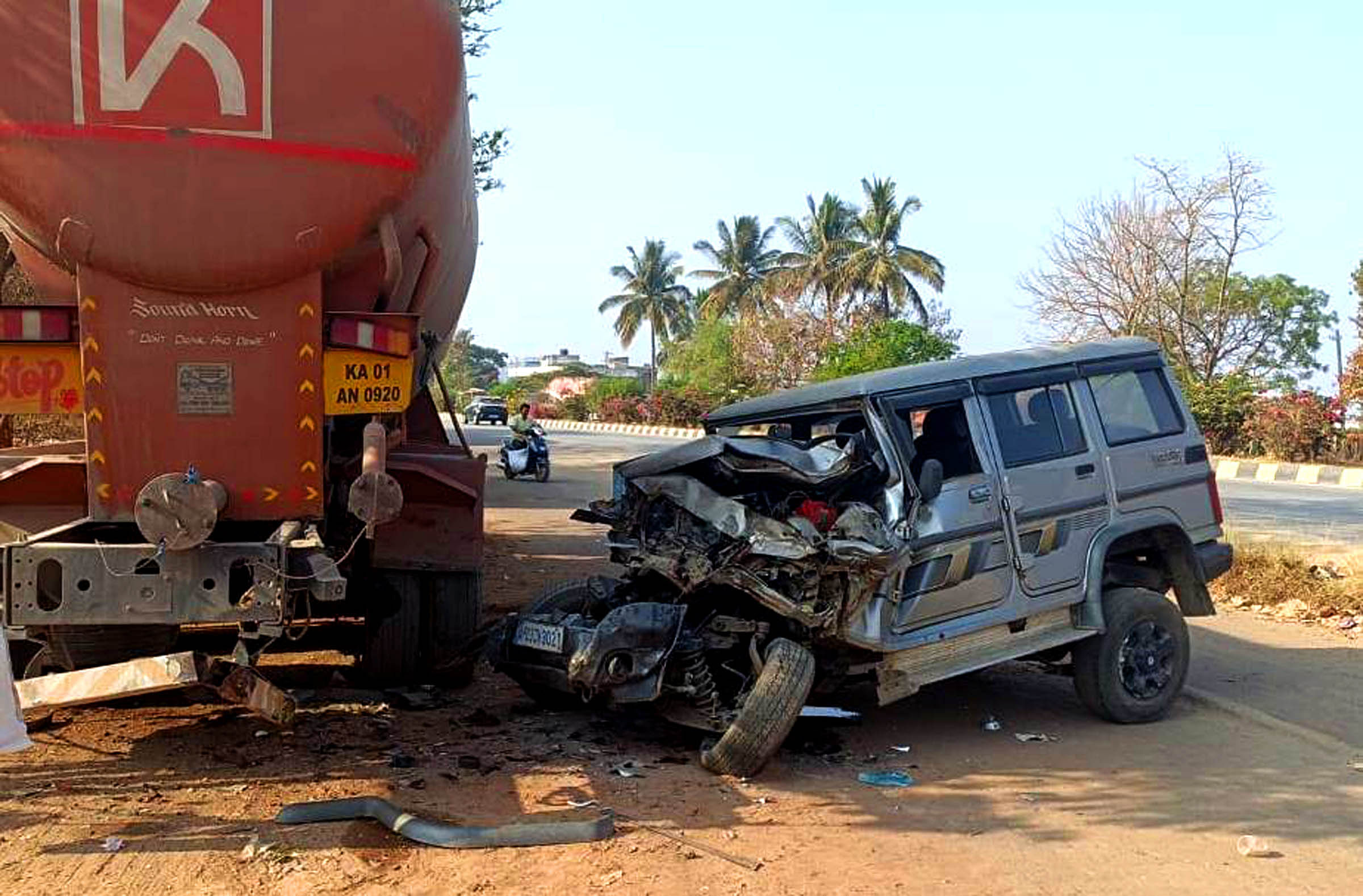 ವಿಜಯಪುರ ಹೋಬಳಿ ವೆಂಕಟಗಿರಿಕೋಟೆ ಕ್ರಾಸ್‌ನಲ್ಲಿ ಚಾಲಕನ ನಿಯಂತ್ರಣ ತಪ್ಪಿ ಟ್ಯಾಂಕರ್‌ಗೆ ಡಿಕ್ಕಿಹೊಡೆದ ಜಖಂಗೊಂಡಿರುವ ವಾಹನ