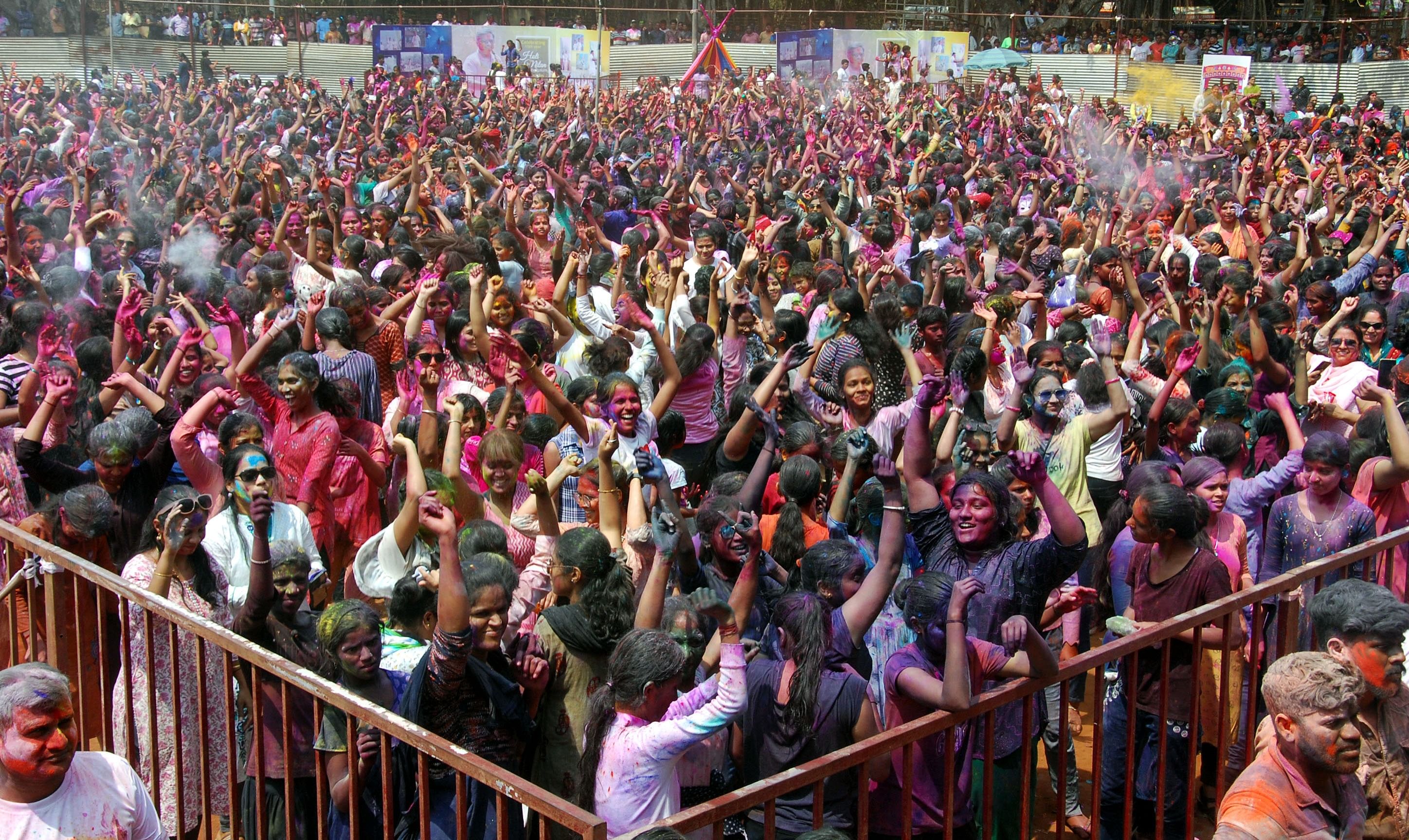 ಬೆಳಗಾವಿಯ ವ್ಯಾಕ್ಸಿನ್‌ ಡಿಪೊ ಮೈದಾನದಲ್ಲಿ ಸೋಮವಾರ ನಡೆದ ‘ಹೋಳಿ ಮಿಲನ್‌’ ಕಾರ್ಯಕ್ರಮದಲ್ಲಿ ಯುವತಿಯರು, ಮಹಿಳೆಯರು ಕುಣಿದು ಕುಪ್ಪಳಿಸಿದರು