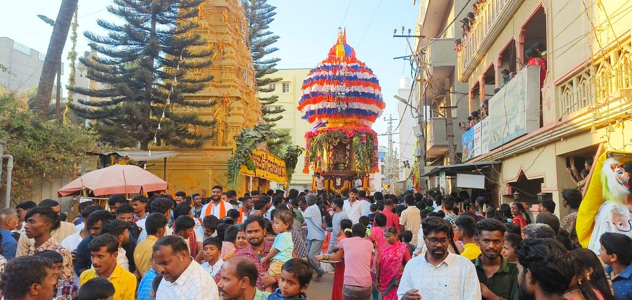 ರಾಮಗೊಂಡನಹಳ್ಳಿಯಲ್ಲಿ ವೆಂಕಟೇಶ್ವರ ಸ್ವಾಮಿಯ ಬ್ರಹ್ಮರಥೋತ್ಸವ ಹಾಗೂ ದ್ರೌಪದಮ್ಮ ಧರ್ಮರಾಯಸ್ವಾಮಿ ಕರಗಶಕ್ತೋತ್ಸವ ವಿಜೃಂಭಣೆಯಿಂದ ನೆರವೇರಿತು.