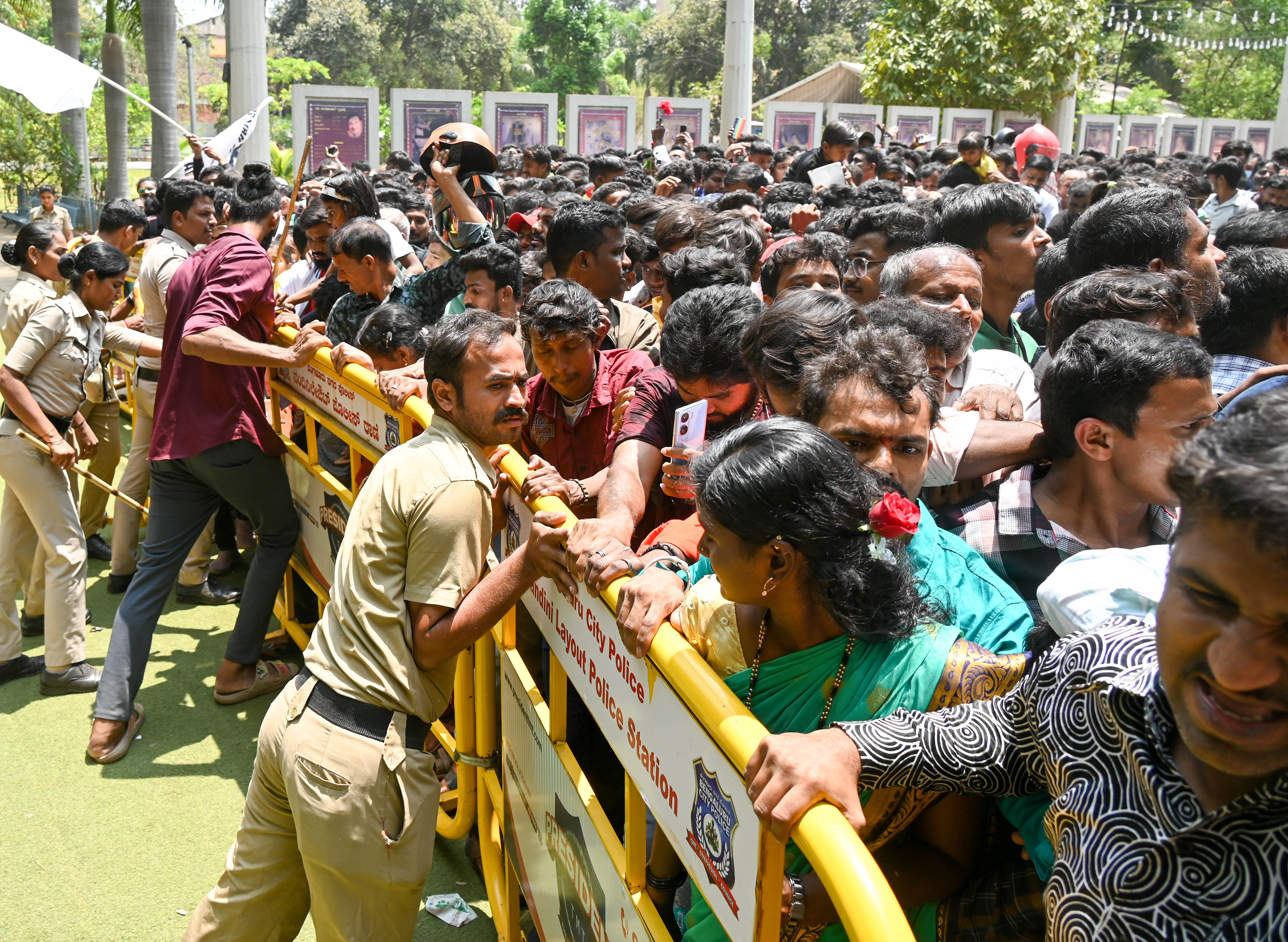 ಕಂಠೀರವ ಸ್ಟುಡಿಯೊ ಆವರಣದಲ್ಲಿರುವ ಪುನೀತ್ ಸಮಾಧಿ ಬಳಿ ಅಭಿಮಾನಿಗಳನ್ನು ನಿಯಂತ್ರಿಸಲು ಪೊಲೀಸರು ಹರಸಾಹಸಪಟ್ಟರು 