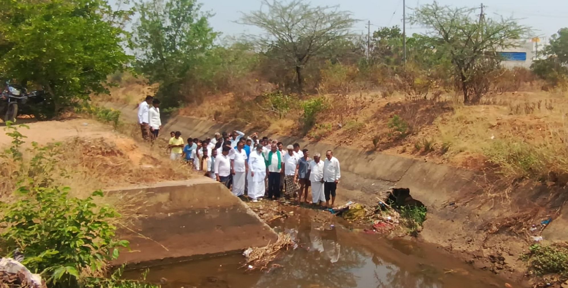 ದಾವಣಗೆರೆಯ ಕುಂದುವಾಡ ಬಳಿ ಇರುವ ಕಾಲುವೆಗೆ ಇಳಿದು ರೈತರು ಪ್ರತಿಭಟನೆ ನಡೆಸಿದರು