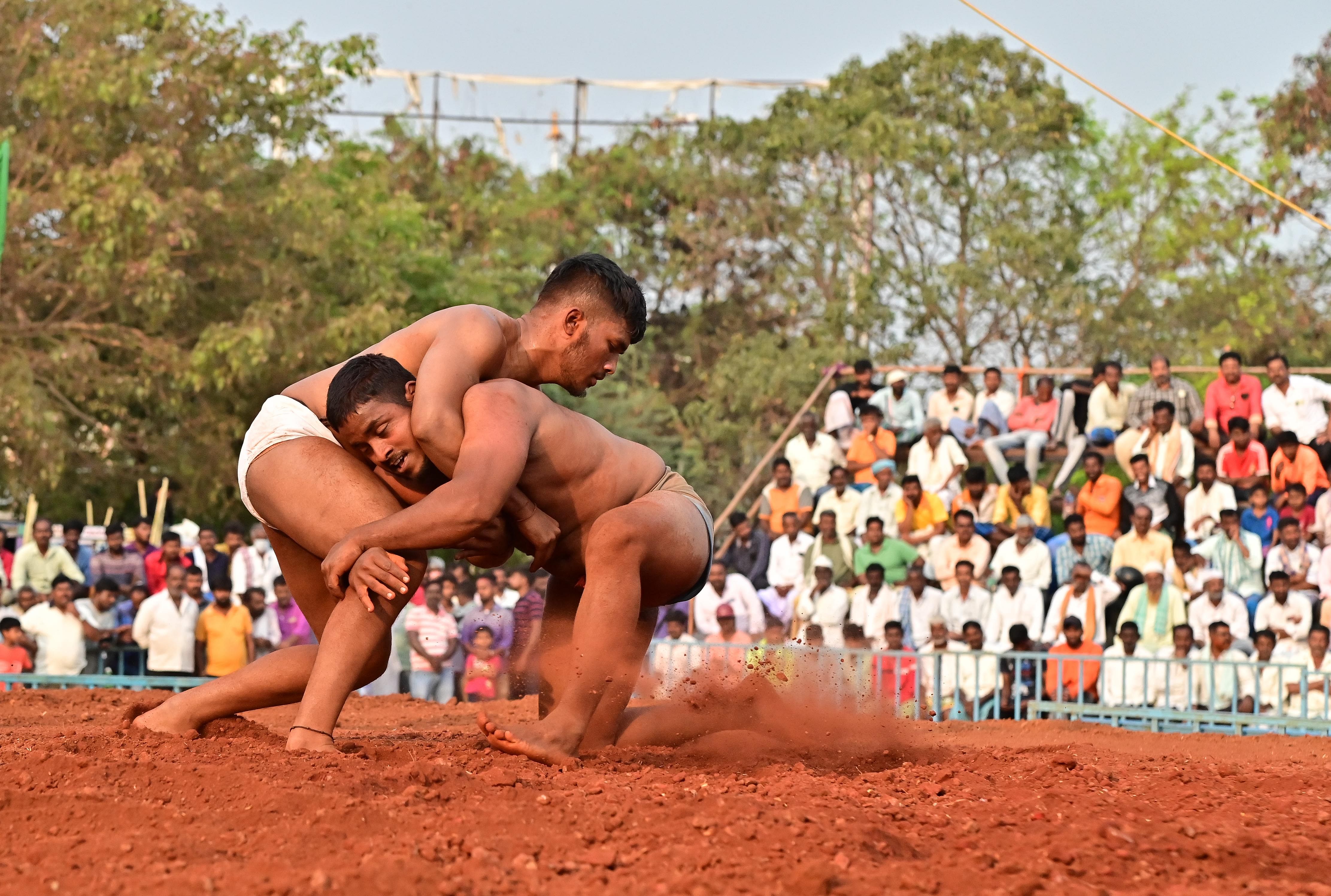 ಕುಸ್ತಿ ಅಖಾಡದಲ್ಲಿ ಕುಸ್ತಿಪಟುಗಳ ಸೆಣಸಾಟ