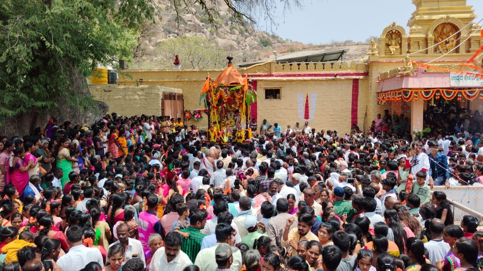 ಪಾವಗಡ ಪಟ್ಟಣದ ತುಮಕೂರು ರಸ್ತೆ ಕಣಿವೆ ಲಕ್ಷ್ಮಿನರಸಿಂಹಸ್ವಾಮಿ ರಥೋತ್ಸವ ಸೋಮವಾರ ವಿಜೃಂಭಣೆಯಿಂದ ನಡೆಯಿತು 