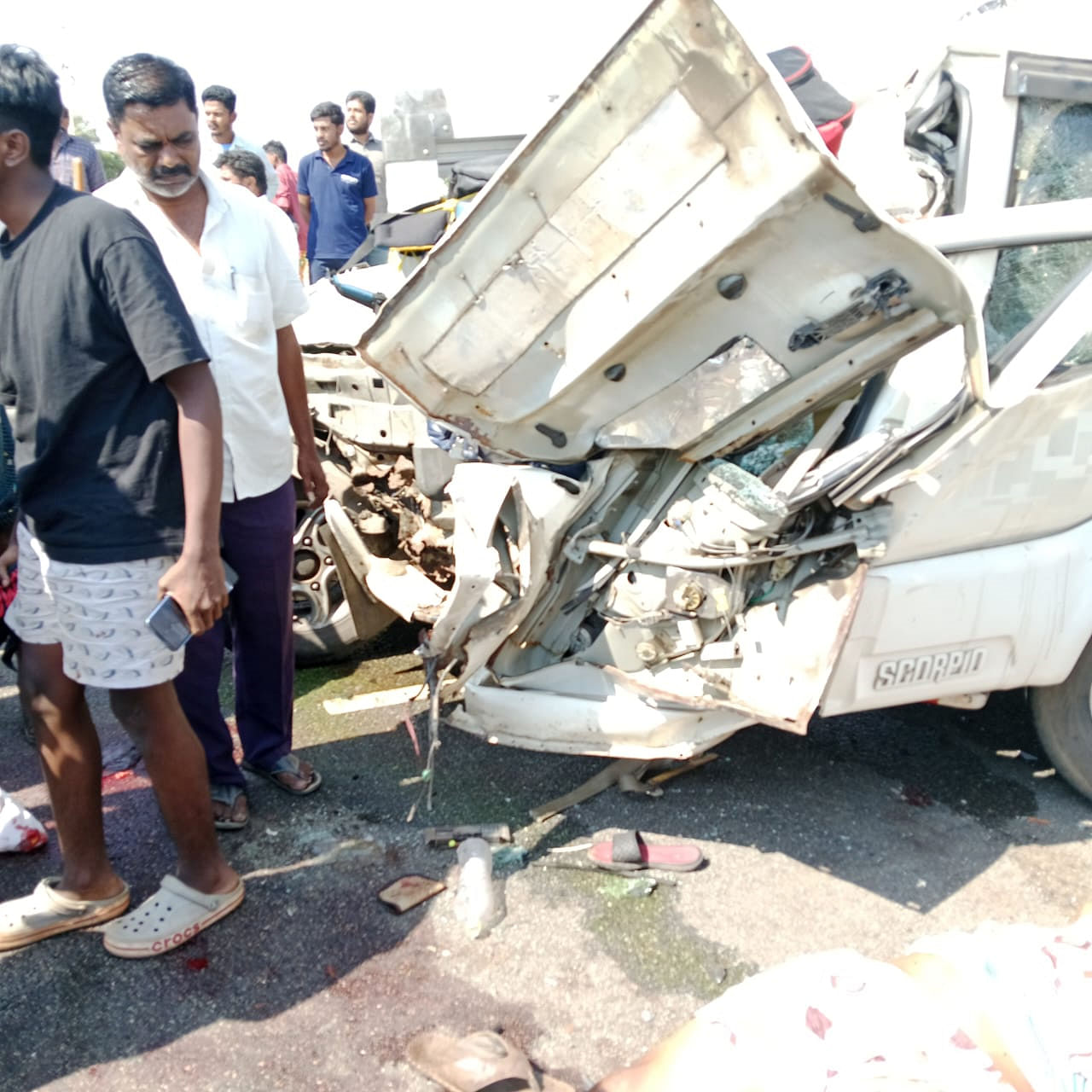 ಸಿರಿಗೆರೆ ಸಮೀಪದ ಕುಂಬಾರ ಮಠದ ಬಳಿ ನಡೆದ ಅಪಘಾತದಲ್ಲಿ ಜಖಂಗೊಂಡಿರುವ ಕಾರು