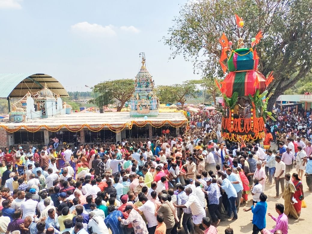 ನಾಗಮಂಗಲ ತಾಲ್ಲೂಕಿನ ಸೋಮನಹಳ್ಳಮ್ಮ ದೇವಿಯ ಬ್ರಹ್ಮರಥೋತ್ಸವವು ಭಾನುವಾರ ಸಾವಿರಾರು ಭಕ್ತರ ಸಮ್ಮುಖದಲ್ಲಿ ವಿಜೃಂಭಣೆಯಿಂದ ಜರುಗಿದ್ದು, ಭಕ್ತರು ತೇರನ್ನು ಎಳೆದು ಸಂಭ್ರಮಿಸಿದರು