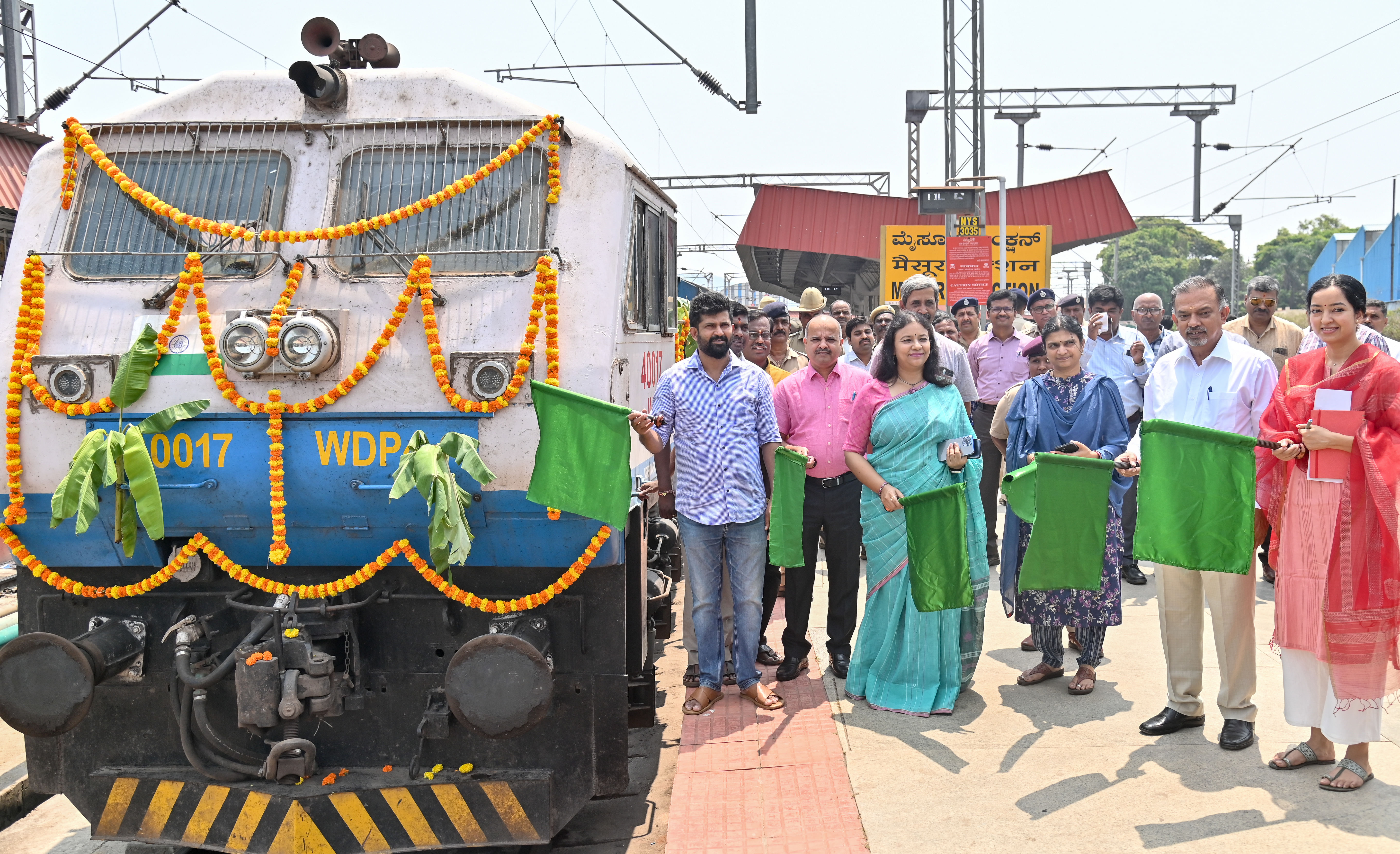 ಮೈಸೂರು- ಮನಮಧುರೈ ವಿಶೇಷ ರೈಲು ಸಂಚಾರಕ್ಕೆ ನಗರದ ರೈಲು ನಿಲ್ದಾಣದಲ್ಲಿ ಸೋಮವಾರ ಸಂಸದ ಪ್ರತಾಪ ಸಿಂಹ ಹಸಿರು ನಿಶಾನೆ ತೋರಿದರು. ಡಿಆರ್‌ಎಂ ಶಿಲ್ಪಿ ಅಗರವಾಲ್‌, ಎಡಿಆರ್‌ಎಂಗಳಾದ ವಿನಾಯಕ ನಾಯಕ್‌, ವಿಜಯಾ, ವಿಭಾಗದ ಹಿರಿಯ ಕಾರ್ಯಾಚರಣೆ ವ್ಯವಸ್ಥಾಪಕಿ ಅಂಕಿತಾ ವರ್ಮ ಪಾಲ್ಗೊಂಡರು ಪ್ರಜಾವಾಣಿ ಚಿತ್ರ