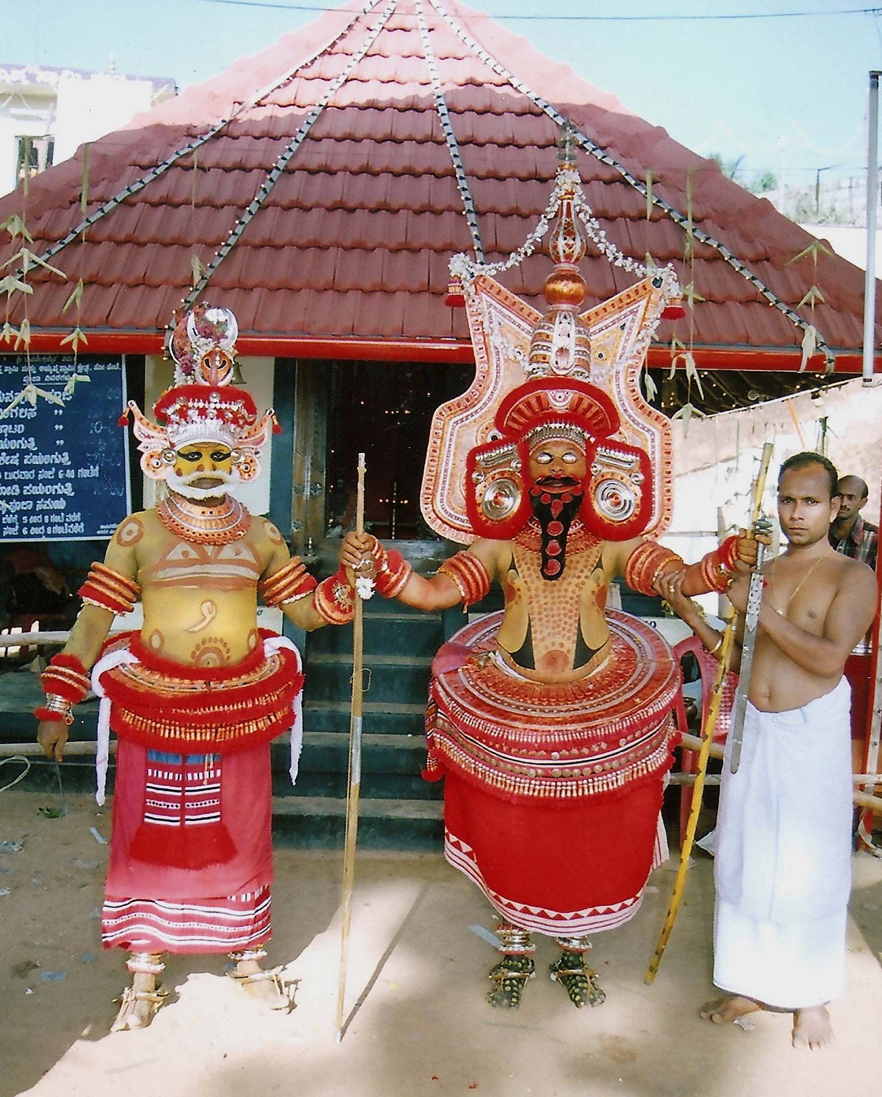 ಸೋಮವಾರಪೇಟೆ ಮುತ್ತಪ್ಪ ದೇವಾಲಯದಲ್ಲಿ ನಡೆಯುವ ಜಾತ್ರೋತ್ಸವದಲ್ಲಿ ಮುತ್ತಪ್ಪ ಮತ್ತು ತಿರುವಪ್ಪ ಕೋಲ.(ಸಂಗ್ರಹ ಚಿತ್ರ)