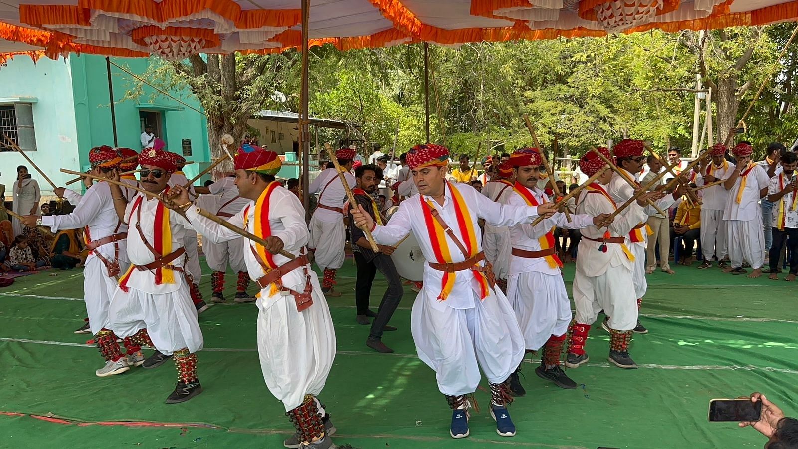 ವಿಷ್ಣು ಸಮಾಜದ ವತಿಯಿಂದ ಆಯೋಜಿಸಿದ್ದ ಹೋಳಿ ಹಬ್ಬದಲ್ಲಿ ಕಲಾವಿದರು ನೃತ್ಯ ಪ್ರದರ್ಶಿಸಿದರು