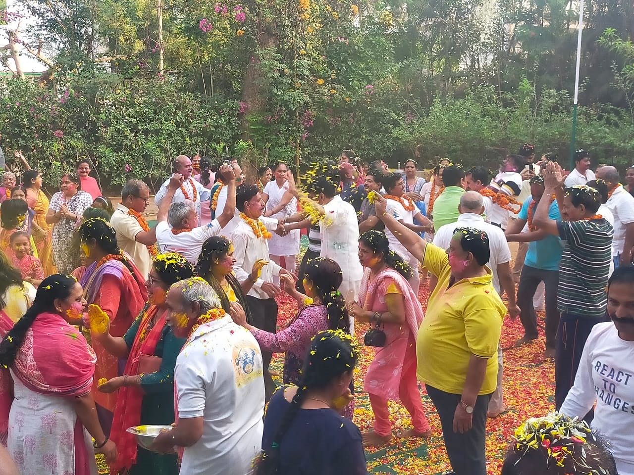 ಹೊಸಪೇಟೆಯ ಬಲ್ಡೋಟಾ ಪಾರ್ಕ್‌ನಲ್ಲಿ ಸೋಮವಾರ ಬೆಳಿಗ್ಗೆ ಹೂವಿನ ಪಕಳೆಗಳನ್ನು ಎರಚುವ ಮೂಲಕ ವಿಶಿಷ್ಟವಾಗಿ ಹೋಳಿ ಆಚರಿಸಲಾಯಿತು  –ಪ್ರಜಾವಾಣಿ ಚಿತ್ರ