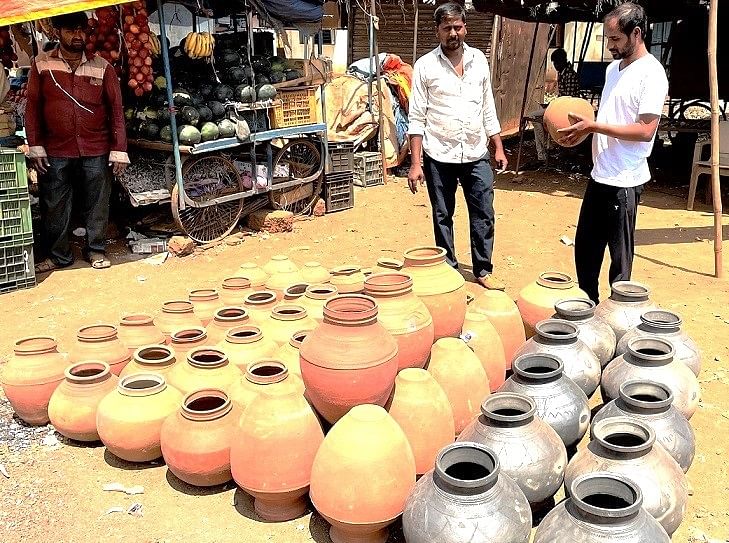 ಚಿಟಗುಪ್ಪ ಪಟ್ಟಣದ ಗಾಂಧಿ ವೃತ್ತದಲ್ಲಿ ಮಡಿಕೆ ಖರೀದಿಸುತ್ತಿರುವುದು