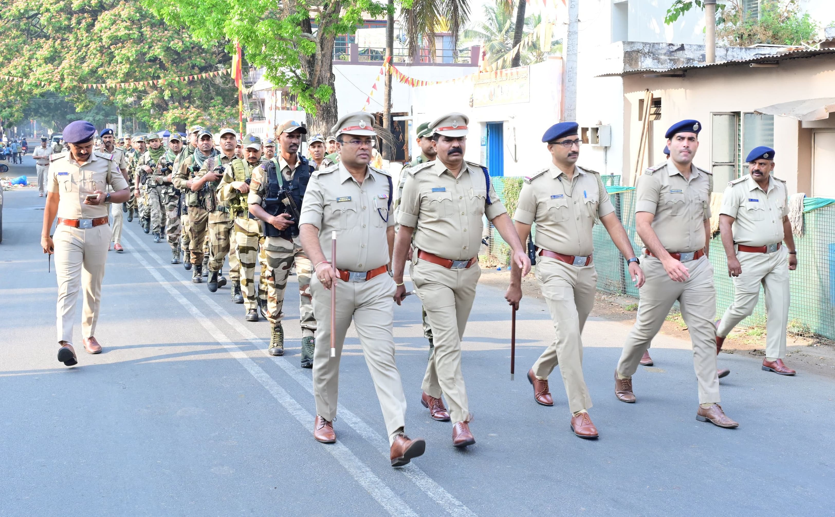 ಮಹಾಶಿವರಾತ್ರಿ ಹಾಗೂ ಲೋಕಸಭೆ ಚುನಾವಣೆ ಹಿನ್ನೆಲೆಯಲ್ಲಿ ಮೈಸೂರಿನ ಎನ್.ಆರ್‌‌. ಪೊಲೀಸ್ ಠಾಣೆ ವ್ಯಾಪ್ತಿಯಲ್ಲಿ ಪೊಲೀಸ್ ಅಧಿಕಾರಿಗಳು ಮತ್ತು ಸಿಬ್ಬಂದಿ ಶುಕ್ರವಾರ ಪಥಸಂಚಲನ ನಡೆಸಿದರು
