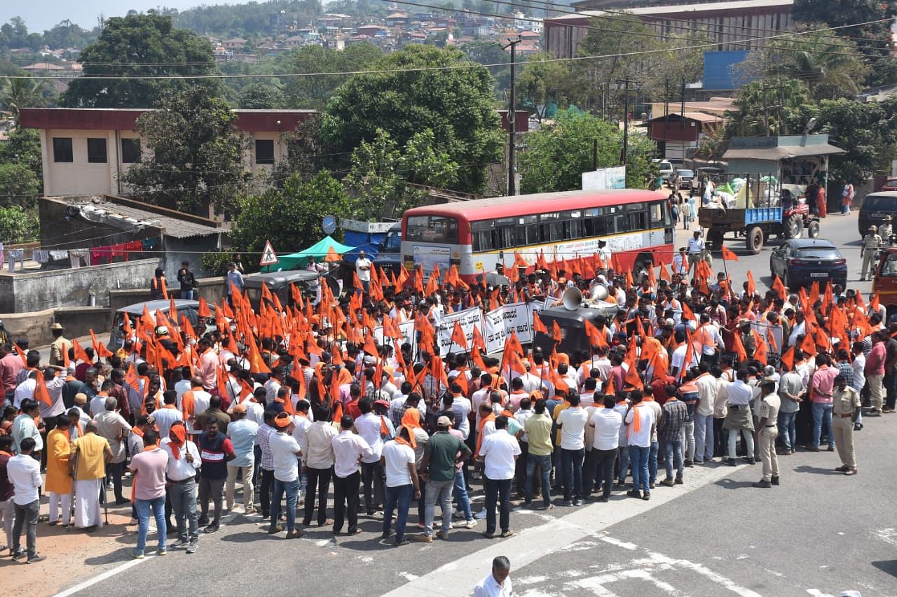 ರಾಜ್ಯದಲ್ಲಿ ಭಯೋತ್ಪಾದನಾ ಚಟುವಟಿಕೆಗಳನ್ನು ನಿಗ್ರಹಿಸಬೇಕು ಎಂದು ಆಗ್ರಹಿಸಿ ಭಯೋತ್ಪಾದನಾ ವಿರೋಧಿ ಹೋರಾಟ ಸಮಿತಿಯ ಕೊಡಗು ಜಿಲ್ಲಾ ಘಟಕದ ಕಾರ್ಯಕರ್ತರು ಮಡಿಕೇರಿಯ ಜನರಲ್ ತಿಮ್ಮಯ್ಯ ವೃತ್ತದಲ್ಲಿ ಬುಧವಾರ ಪ್ರತಿಭಟನೆ ನಡೆಸಿದರು.