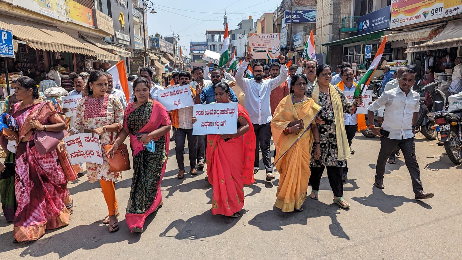 ಬೆಂಗಳೂರು ಸ್ಪೋಟ ಖಂಡಿಸಿ ಬಿಜೆಪಿ ಯುವ ಮೋರ್ಚಾ ವತಿಯಿಂದ ಮುಖಂಡರು, ಕಾರ್ಯಕರ್ತರು ಚಾಮರಾಜನಗರದಲ್ಲಿ ಸೋಮವಾರ ತಿರಂಗಾ ಯಾತ್ರೆ ನಡೆಸಿದರು