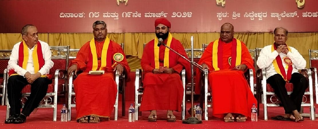 ಸಾಹಿತ್ಯ ಸಮ್ಮೇಳನದಲ್ಲಿ ‘ಸಾಂಸ್ಕೃತಿಕ ನಾಯಕರಾಗಿ ಬಸವಣ್ಣ‘ ಕುರಿತು ನಡೆದ ಗೋಷ್ಠಿ ಉದ್ದೇಶಿಸಿ ವೀರಶೈವ ಪಂಚಮಸಾಲಿ ಗುರುಪೀಠದ ವಚನಾನಂದ ಸ್ವಾಮೀಜಿ ಮಾತನಾಡಿದರು