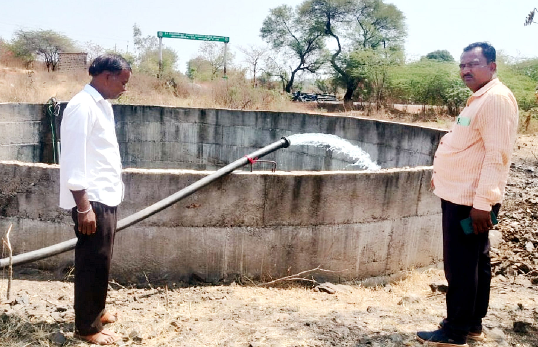 ಬಸವಕಲ್ಯಾಣ ತಾಲ್ಲೂಕಿನ ಭೋಸ್ಗಾ ಗ್ರಾಮದ ನೀರು ಸರಬರಾಜು ಯೋಜನೆಯ ತೆರೆದ ಬಾವಿಗೆ ಪೈಪ್‌ಲೈನ್ ಮೂಲಕ ನೀರು ತುಂಬಿಸುತ್ತಿರುವುದು