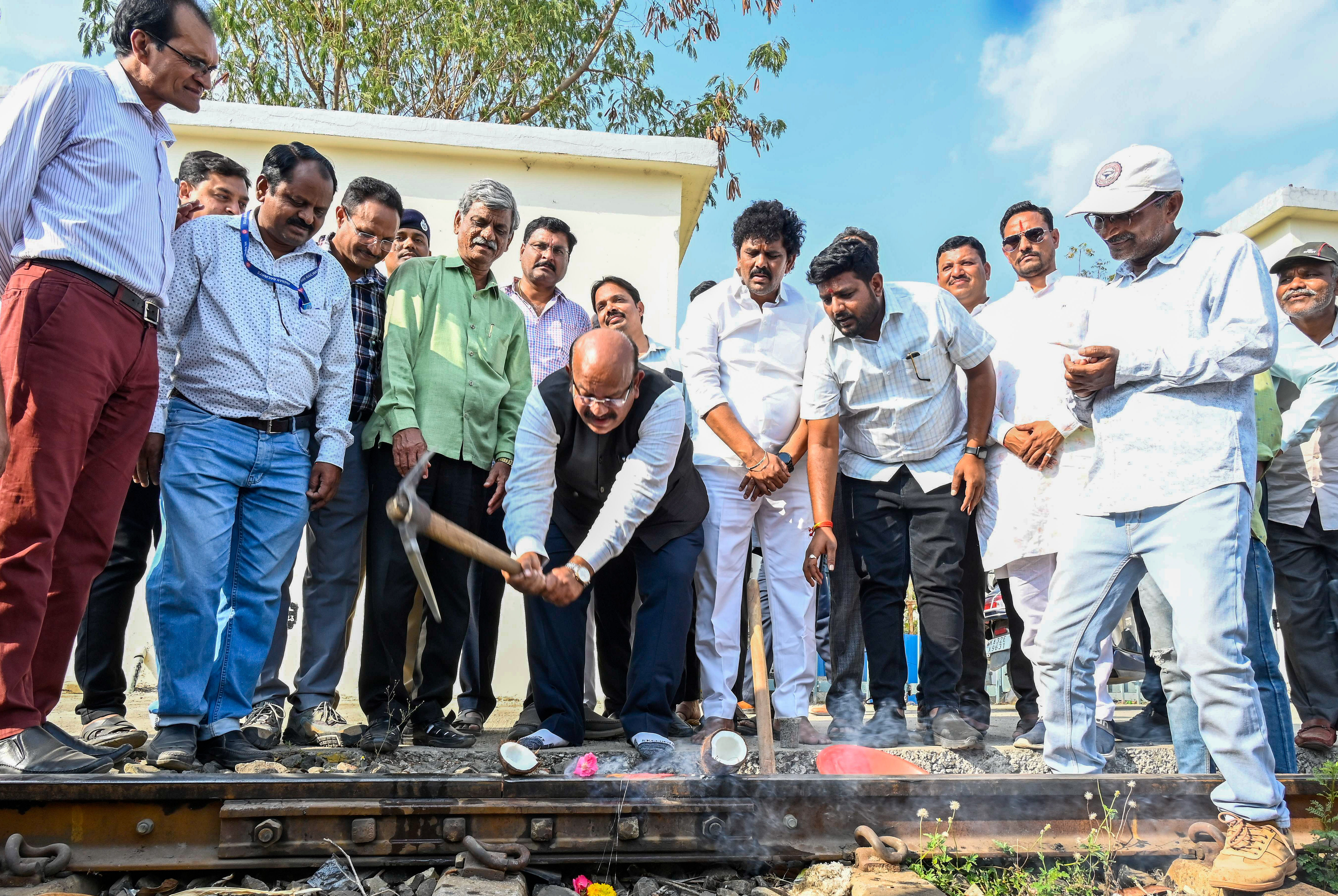 ಕಲಬುರಗಿಯ ರೈಲ್ವೆ ನಿಲ್ದಾಣದಲ್ಲಿ ಎರಡನೇ ಪಿಟ್ ಲೈನ್ ಕಾಮಗಾರಿಗೆ ಸಂಸದ ಡಾ.ಉಮೇಶ ಜಾಧವ ಗುದ್ದಲಿ ಪೂಜೆ ನೆರವೇರಿಸಿದರು. ಶಶಿಕಾಂತ ಪಾಟೀಲ, ರವಿರಾಜ ಕೊರವಿ, ಸಂದೀಪ ಮಿಶ್ರಾ ಹಾಗೂ ರೈಲ್ವೆ ಅಧಿಕಾರಿಗಳು ಪಾಲ್ಗೊಂಡಿದ್ದರು
–ಪ್ರಜಾವಾಣಿ ಚಿತ್ರ